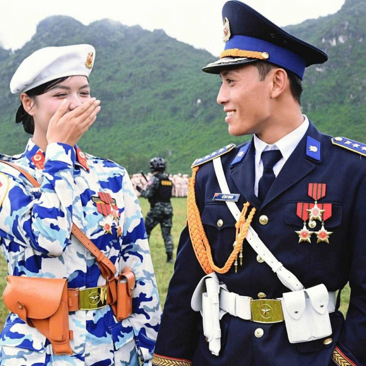 Nét duyên dáng cùng gương mặt rạng rỡ đã khiến cô trở thành tâm điểm. Ngoài ra Trung úy Ngô Lâm Phương cũng gây chú ý khi công khai bạn trai cũng là quân nhân, cả hai quen trong dịp lễ 30/4.