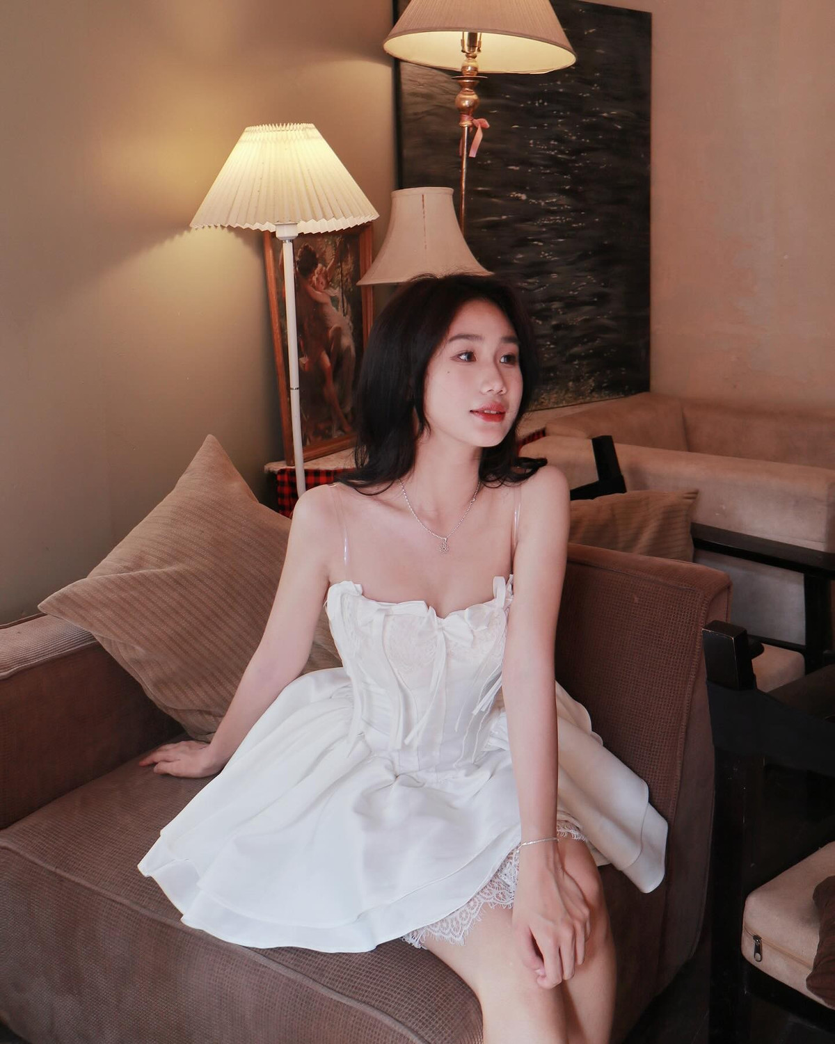 Trong bộ quân phục, cô toát lên vẻ nghiêm nghị, cứng cỏi; còn ở đời thường, Phương Thảo lại ghi điểm với phong cách nhẹ nhàng, nữ tính. Trên trang cá nhân, cô thường chia sẻ hình ảnh diện những bộ trang phục tinh tế, tôn lên vóc dáng thanh thoát và gương mặt xinh xắn.
