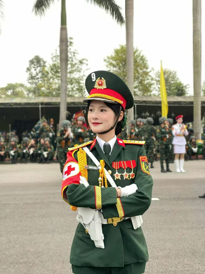 Dù khoác trên mình bộ quân phục quân đội mang vẻ trang nghiêm, Khánh Chinh vẫn toát lên nét đẹp ngọt ngào, duyên dáng – sự kết hợp hiếm có giữa vẻ cứng cỏi của người lính và sự mềm mại của người phụ nữ.