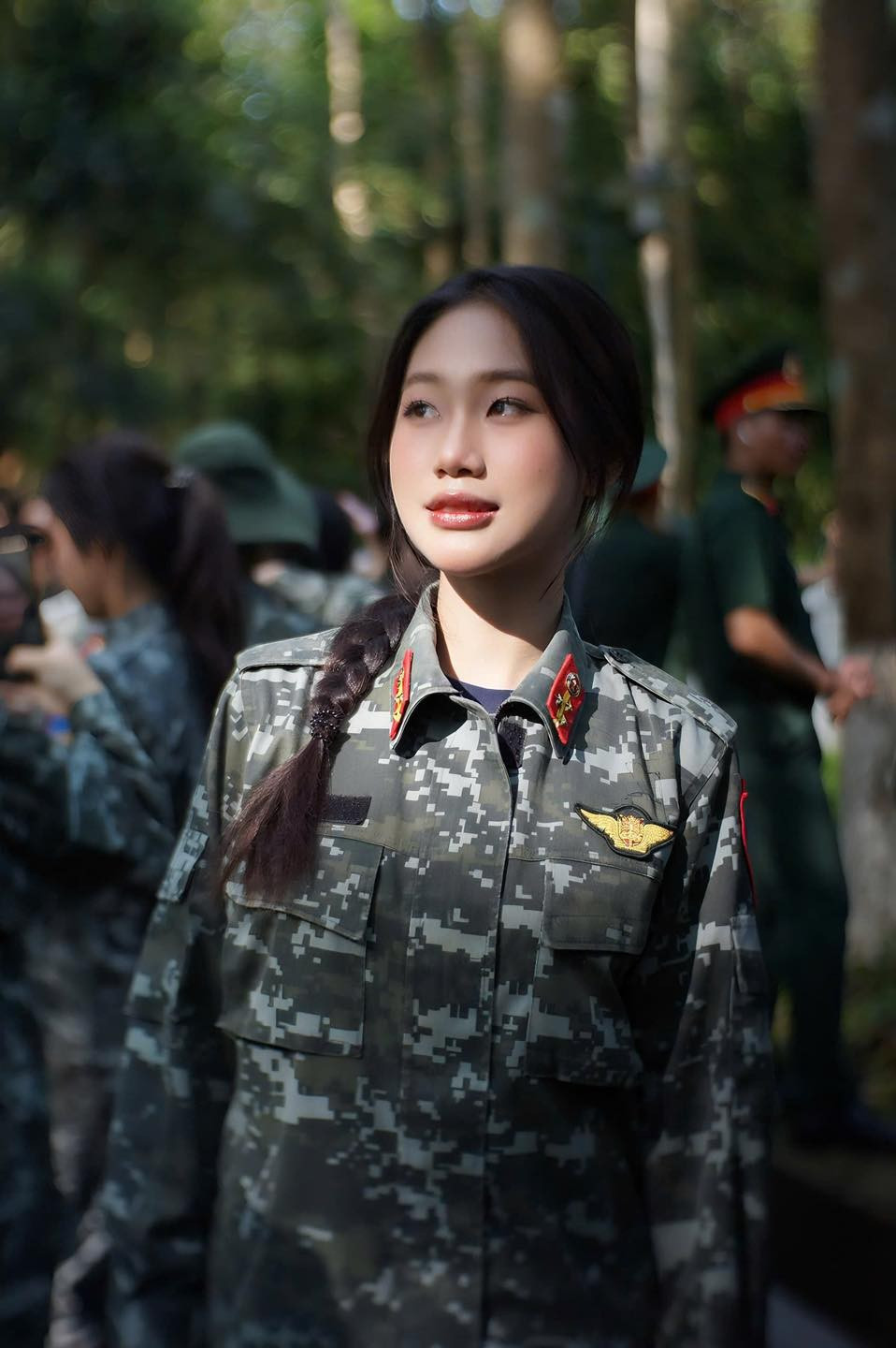 Lò Thị Phương Thảo là người dân tộc Thái, quê tại Lào Cai (trước đây thuộc Yên Bái), đồng thời là một trong những học viên tiêu biểu của Học viện An ninh Nhân dân. Cô gây ấn tượng bởi sự hòa quyện giữa nét đẹp mềm mại, nữ tính và khí chất mạnh mẽ, kỷ luật của người chiến sĩ. Chính sự đối lập hài hòa ấy đã giúp Phương Thảo nhận về nhiều lời khen ngợi từ cộng đồng mạng.