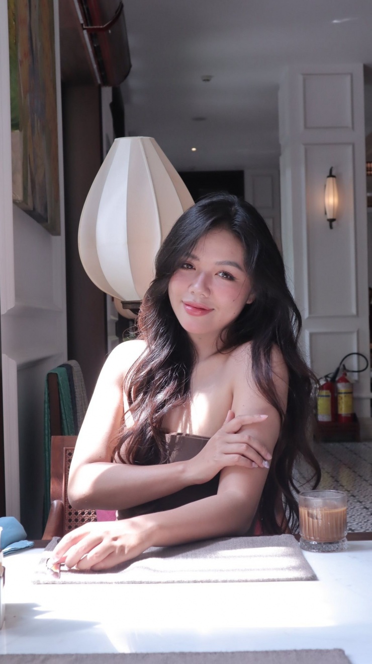Ở đời thường, Ngô Lâm Phương mang đến hình ảnh hoàn toàn khác biệt so với khi khoác lên mình bộ quân phục nghiêm trang. Nếu trên thao trường cô thể hiện sự mạnh mẽ, bản lĩnh thì trong đời sống thường nhật, Phương lại toát lên vẻ đẹp dịu dàng, nữ tính
