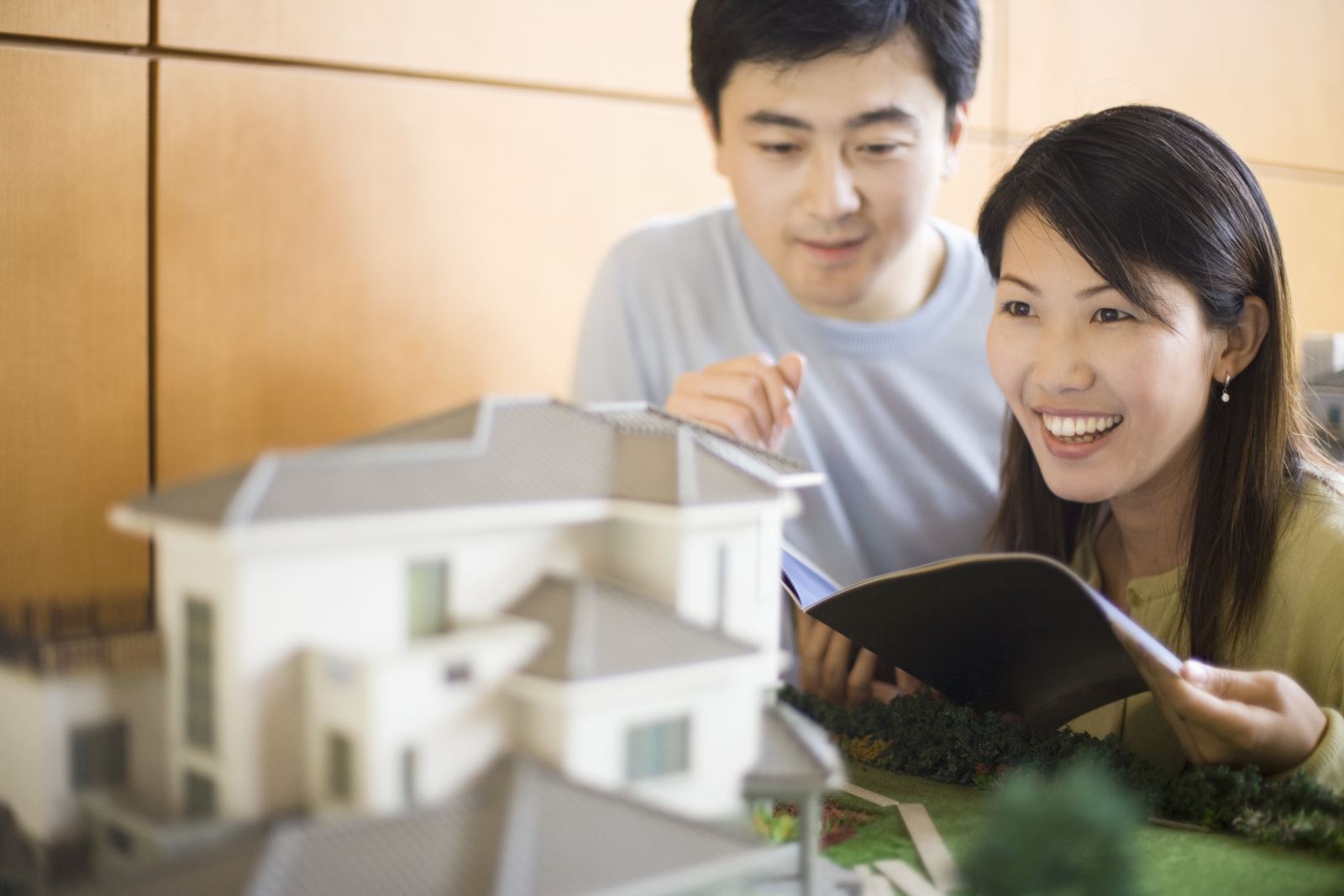 Sau trận bão, vợ chồng Ngân phải tính toán lại chuyện nhà cửa. (hình minh hoạ)