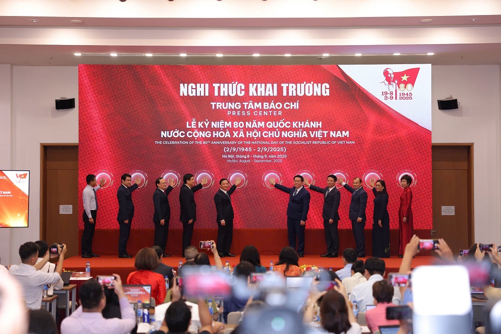 Các đại biểu thực hiện nghi thức khai trương Trung tâm Báo chí - Ảnh: H.A