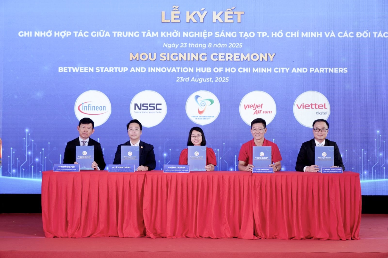 Trung tâm Hỗ trợ Khởi nghiệp Quốc gia Việt Nam, Vườn ươm Sáng tạo Amity (Ấn Độ) và Vietjet đã ra mắt sáng kiến “Chuyến bay Khởi nghiệp”, kết nối hệ sinh thái đổi mới sáng tạo giữa Việt Nam và Ấn Độ  - Ảnh: Tài Nguyễn