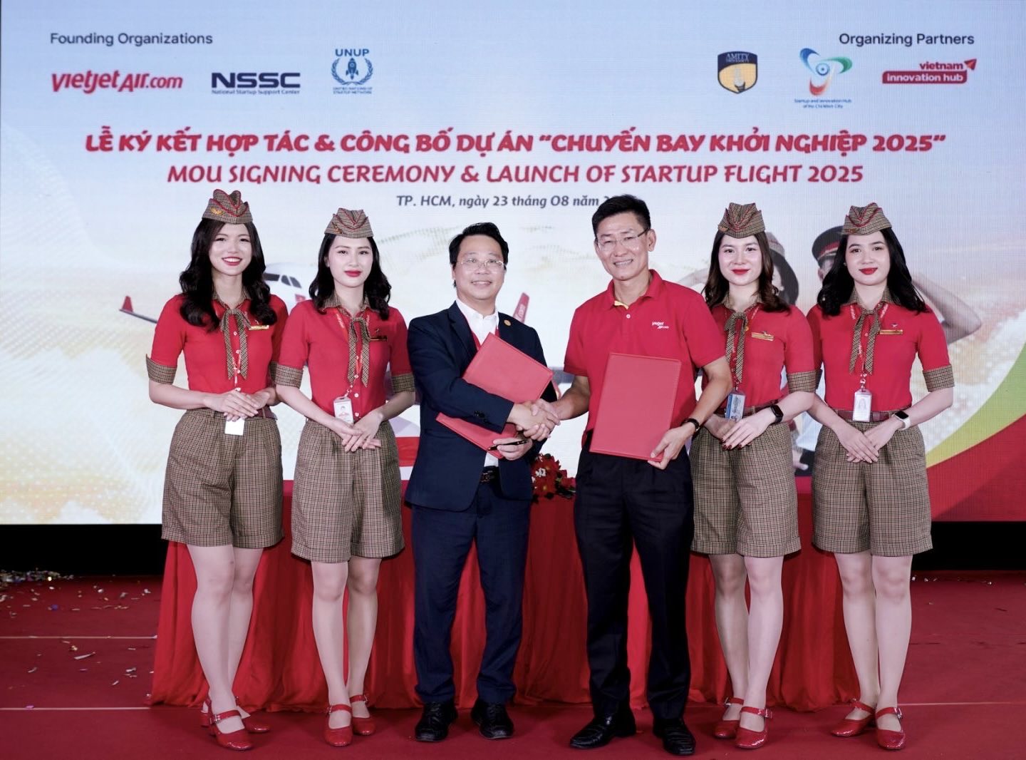 Lễ công bố sáng kiến “Chuyến bay khởi nghiệp” diễn ra tại TPHCM với sự tham dự của đại diện Chính phủ, lãnh đạo thành phố và chuyên gia từ Viện Công nghệ Ấn Độ - Ảnh: Tài Nguyễn