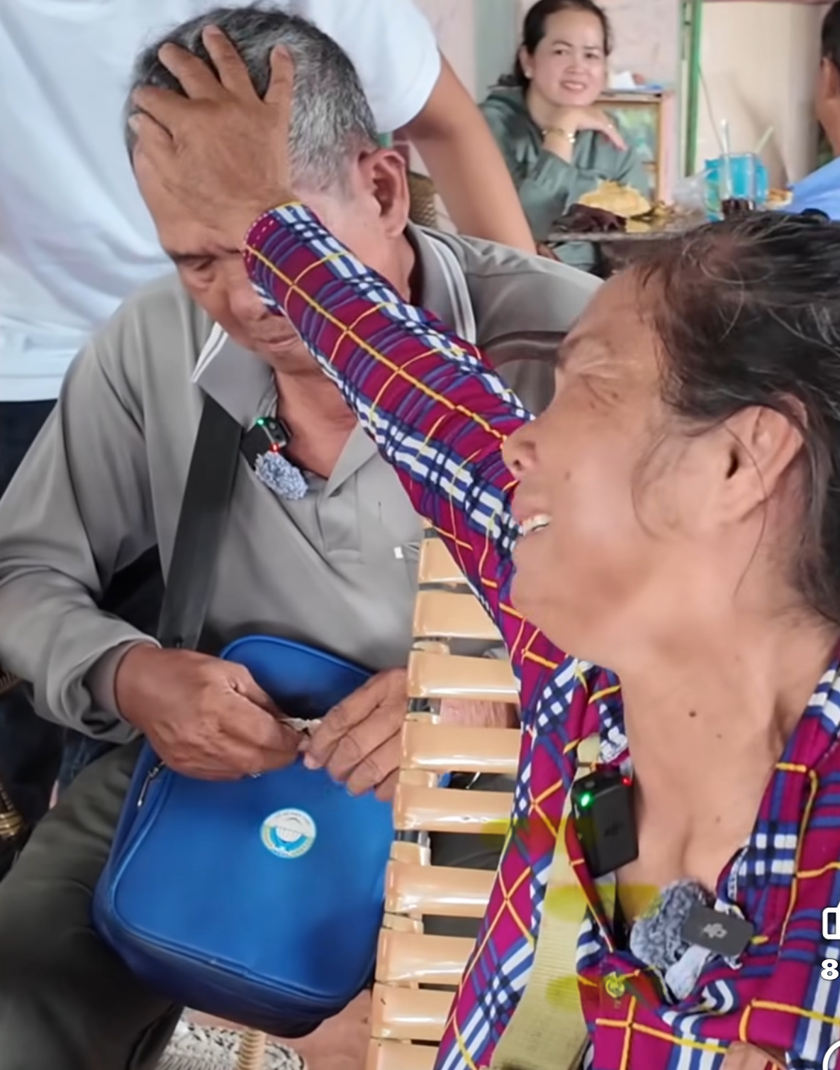 Cô Giao oằn mình khóc ngất trong khoảnh khắc tiễn biệt người thương - Ảnh: FB Phong Bụi