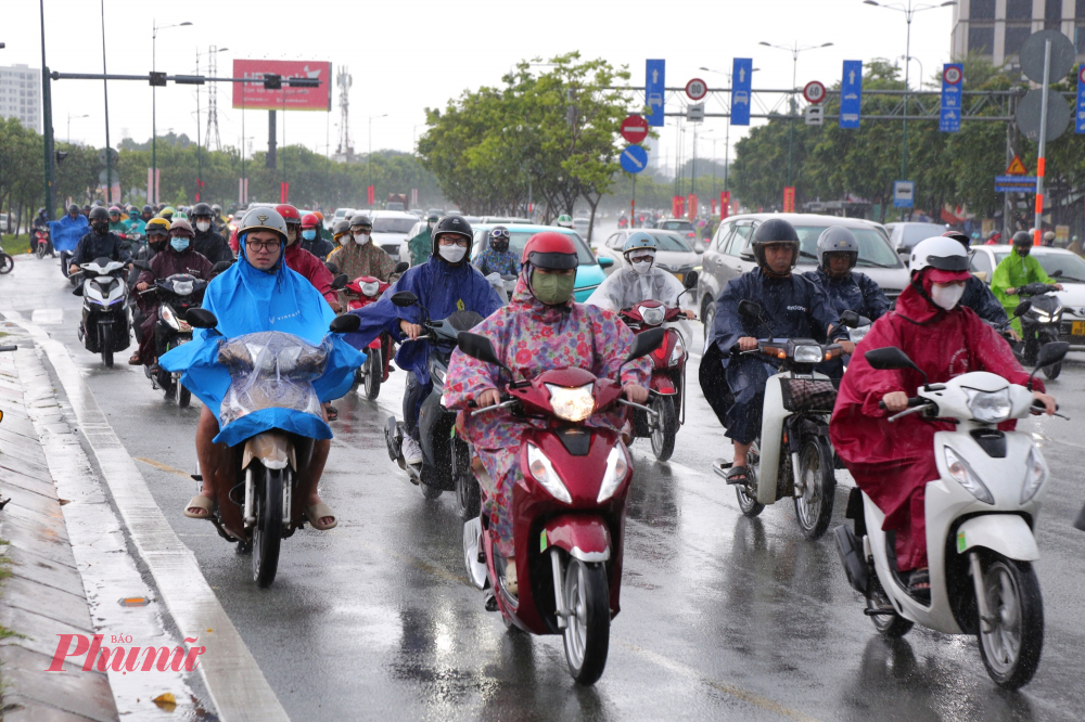 Qua ghi nhận cơn mưa lớn kèm gió giật bắt đầu khoảng 6h, kéo dài nhiều giờ đồng hồ.