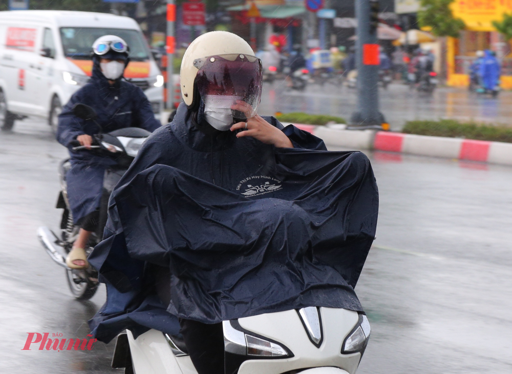 Sáng 26/8, TPHCM xuất hiện mưa lớn trên diện rộng, nhiều khu vực mưa từ sáng sớm đến gần trưa. 