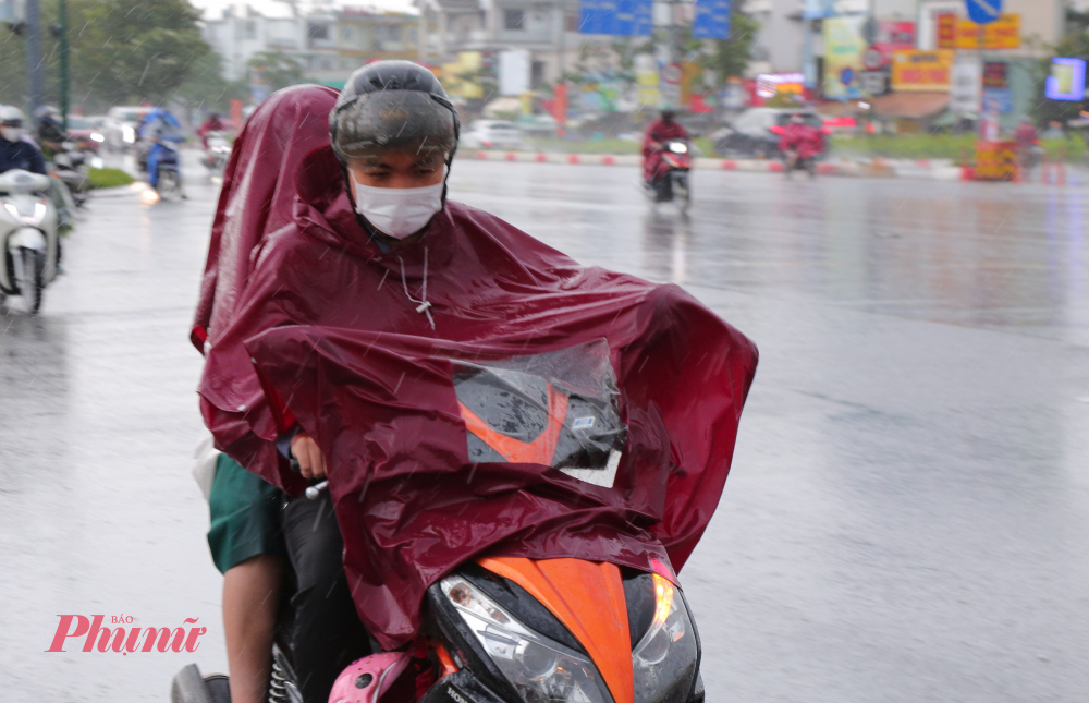 Nhiều nút giao bị ùn ứ nhẹ do người dân di chuyển chậm để tránh bị té ngã.