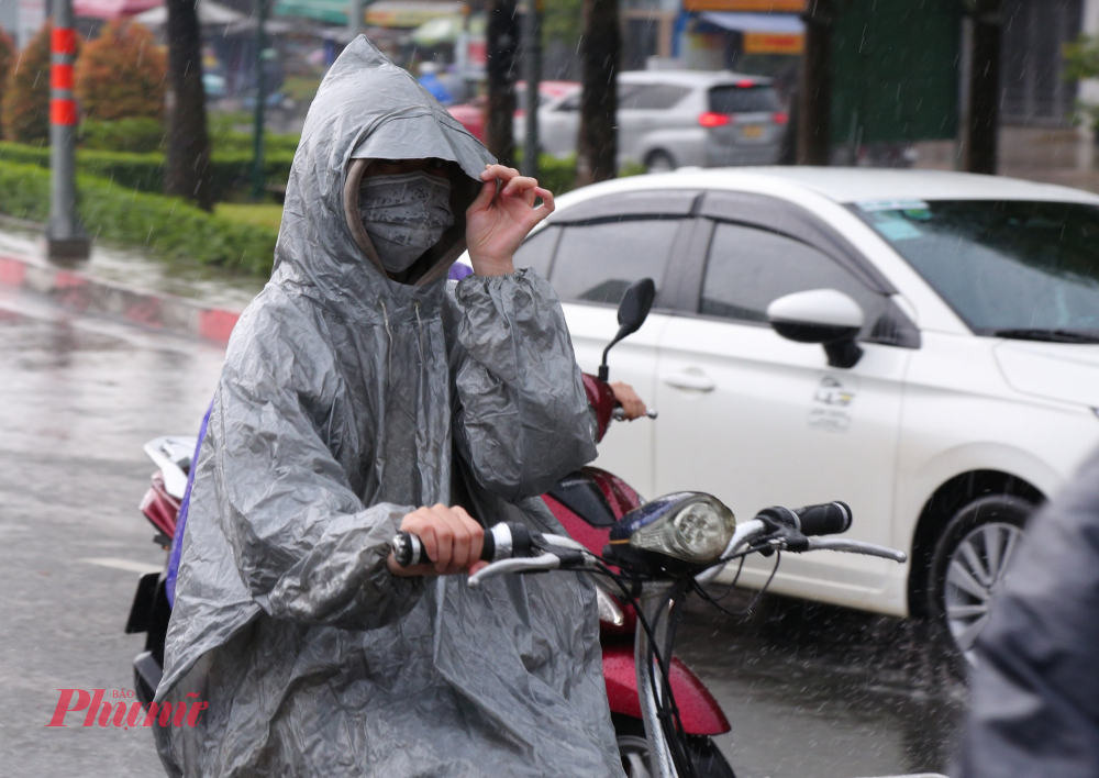 Theo Đài Khí tượng Thủy văn Nam bộ, khu vực Nam bộ có nhiều mây, có mưa, mưa rào nhiều nơi và rải rác có dông, có nơi mưa vừa, mưa to. Trong cơn dông cần đề phòng sét, gió giật mạnh và lốc xoáy. Ngày có lúc giảm mây, nắng gián đoạn. 