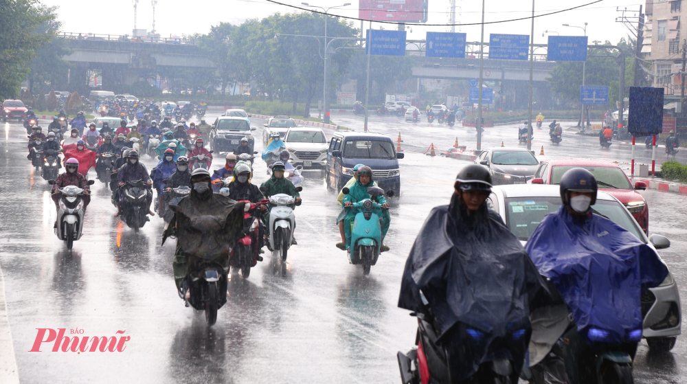 Nhiều phụ huynh chở con đi học bị trễ giờ, công nhân, nhân viên văn phòng chật vật vượt mưa gió giữa dòng xe nối dài. 