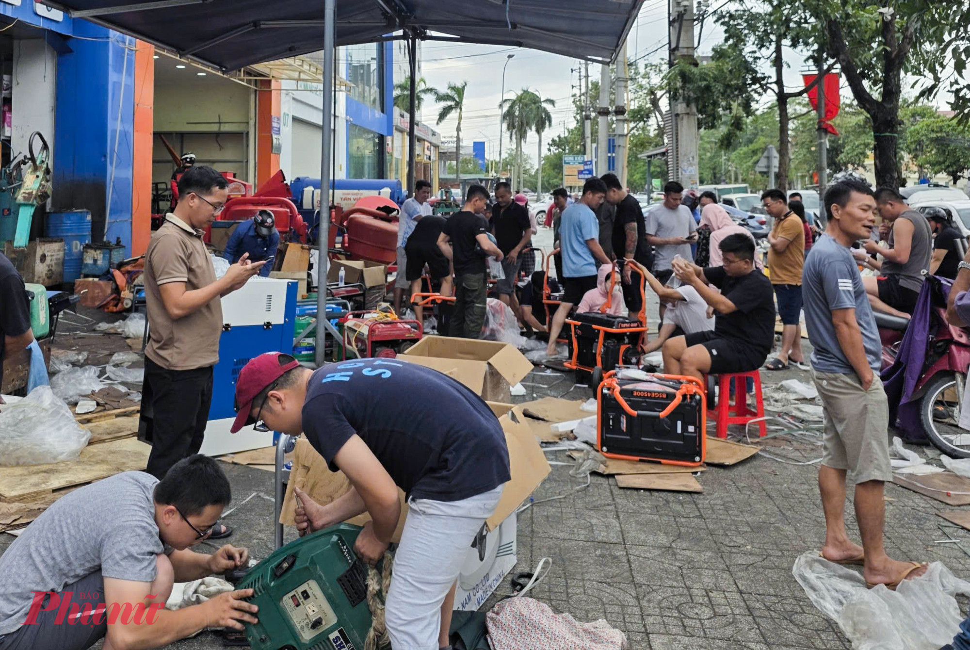 Các cửa hàng điện máy ở tỉnh Nghệ An tập nập người đến mua máy phát điện sau bão