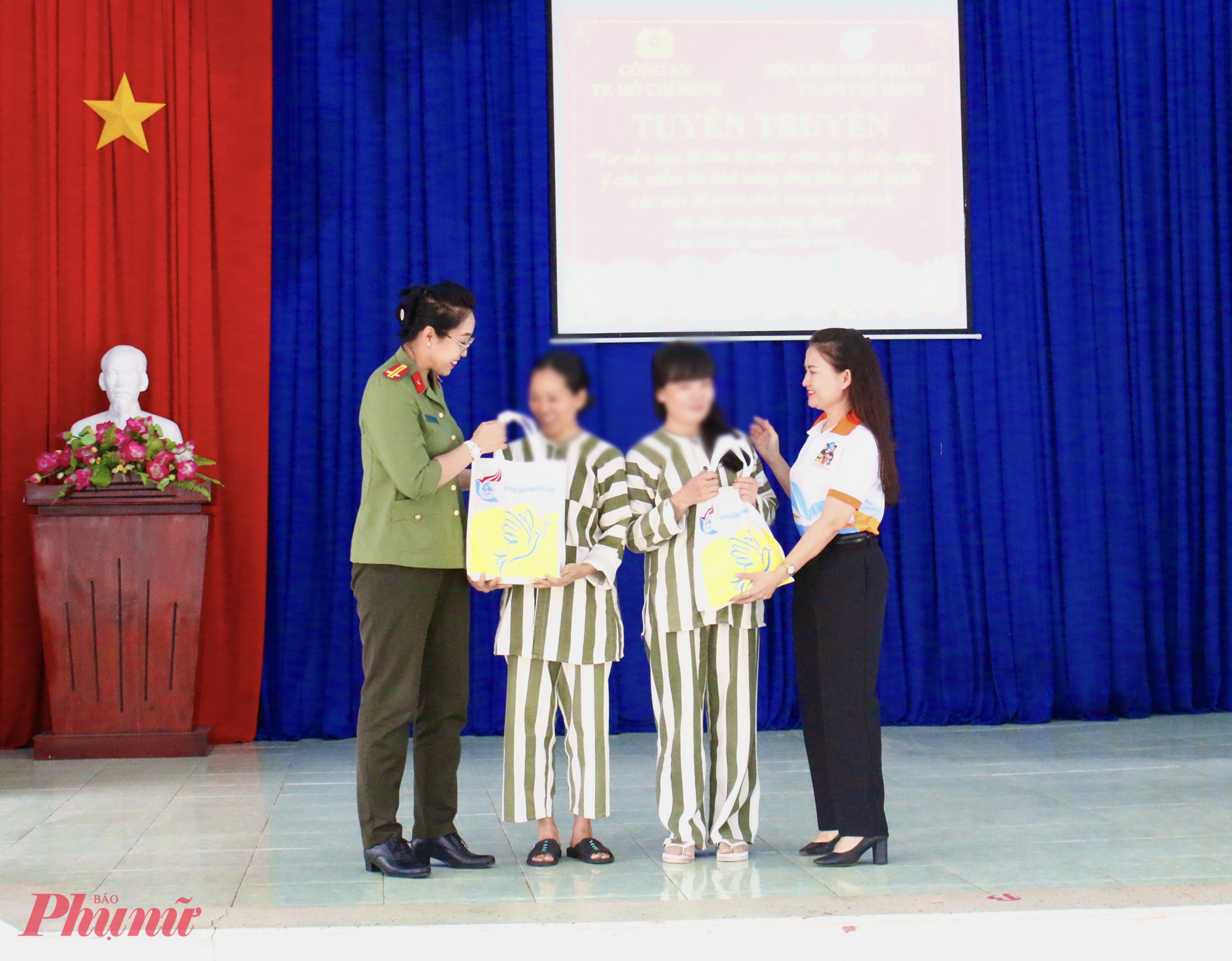  Đại diện Hội LHPN TPHCM và Ban công tác phụ nữ Công An TPHCM trao tặng quà chăm lo cho nữ phạm nhân cải tạo tốt