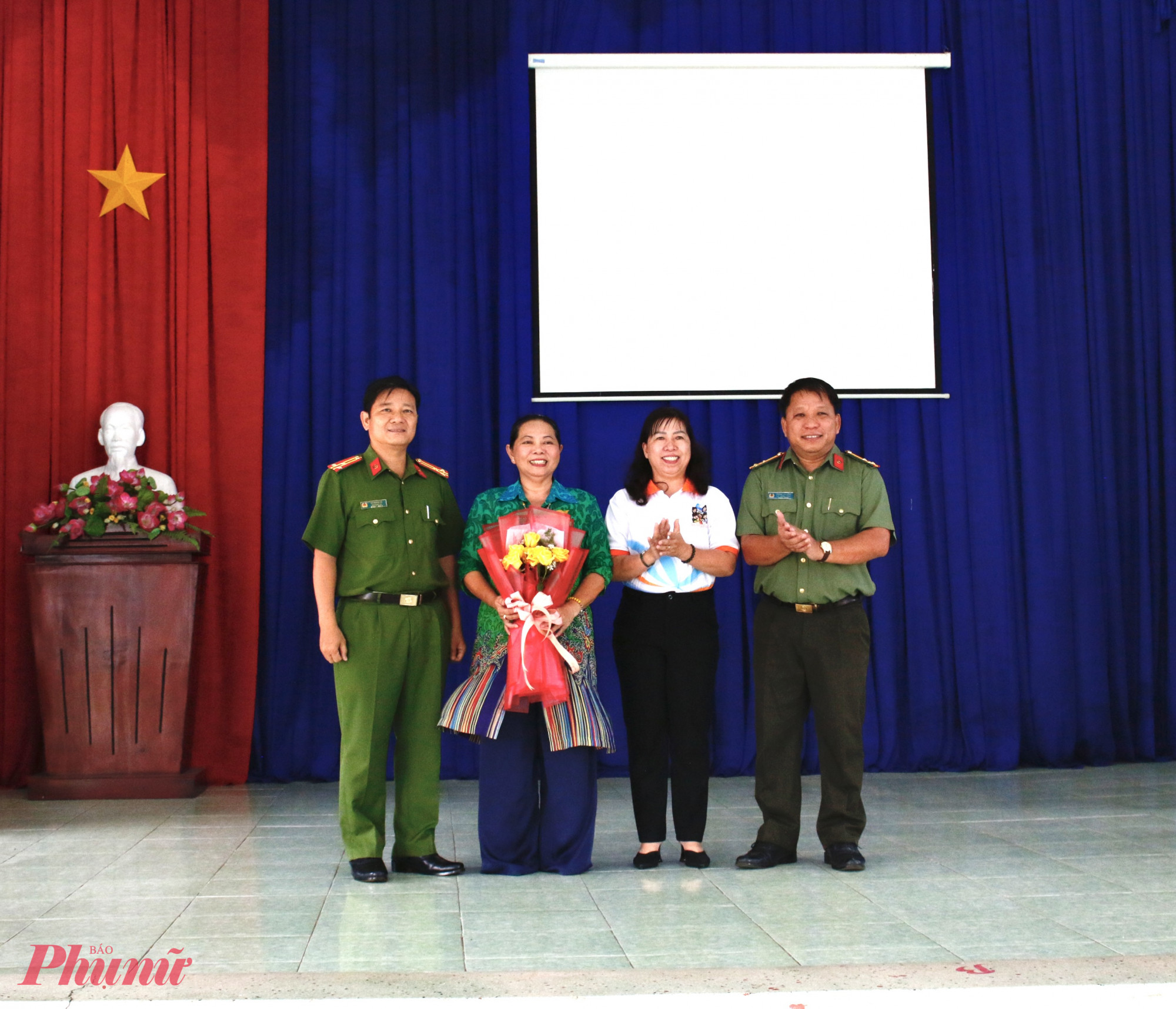 Lãnh đạo Công an TPHCM và Hội LHPN TPHCM trao hoa thay lời cảm ơn đến thạc sĩ Trịnh Thị Thu Trang