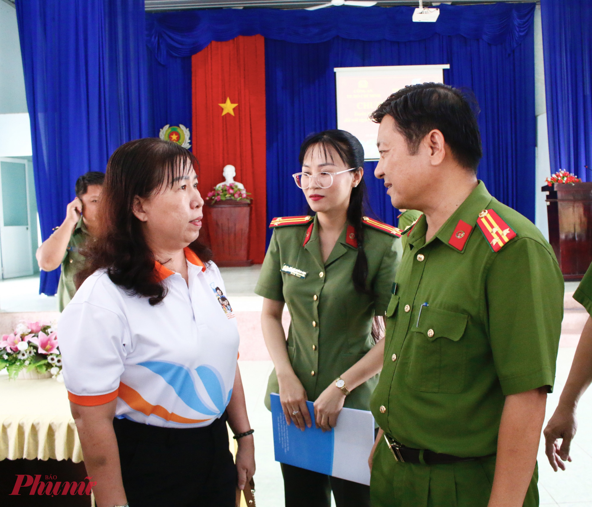 Bà Võ Thị Bạch Yến – Phó chủ tịch Hội LHPN TPHCM trao đổi với Thượng tá Lê Hoàng Vũ – Phó Giám thị trại giam Bố Lá về những hoạt động kết nối truyền thông, chăm lo trong thời gian tới