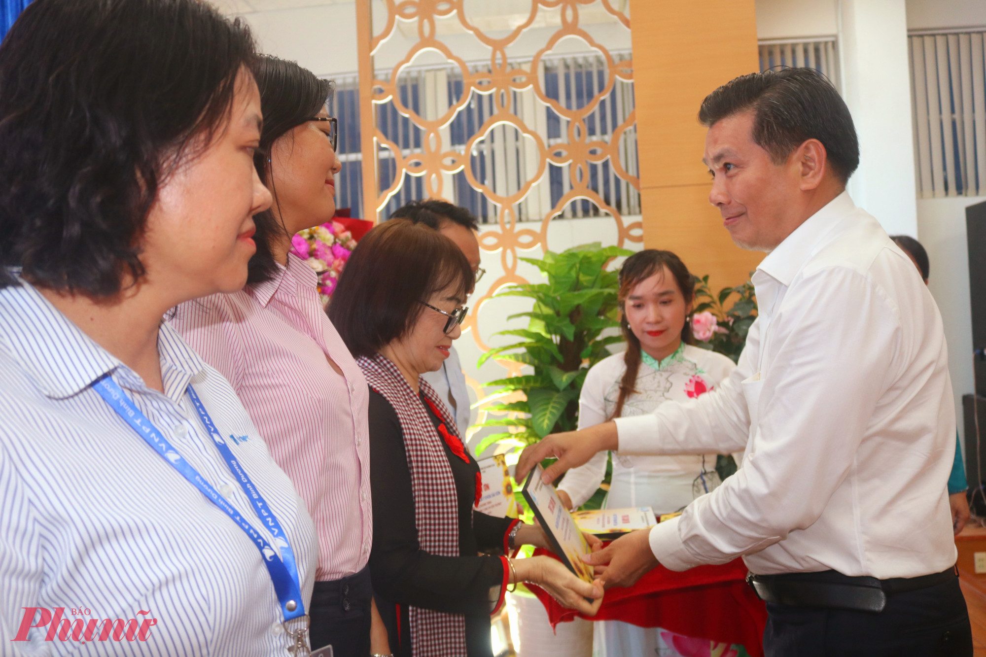 Ông Hồ Hồng Minh – Phó bí thư thường trực Đảng ủy phường Dĩ An, TPHCM – trao thư cảm ơn của Hội LHPN phường đến đại diện các đơn vị, cá nhân đã đồng hành, hỗ trợ hội thực hiện những hoạt động ý nghĩa trong tối 27/8 - Ảnh: Mẫn Nhi