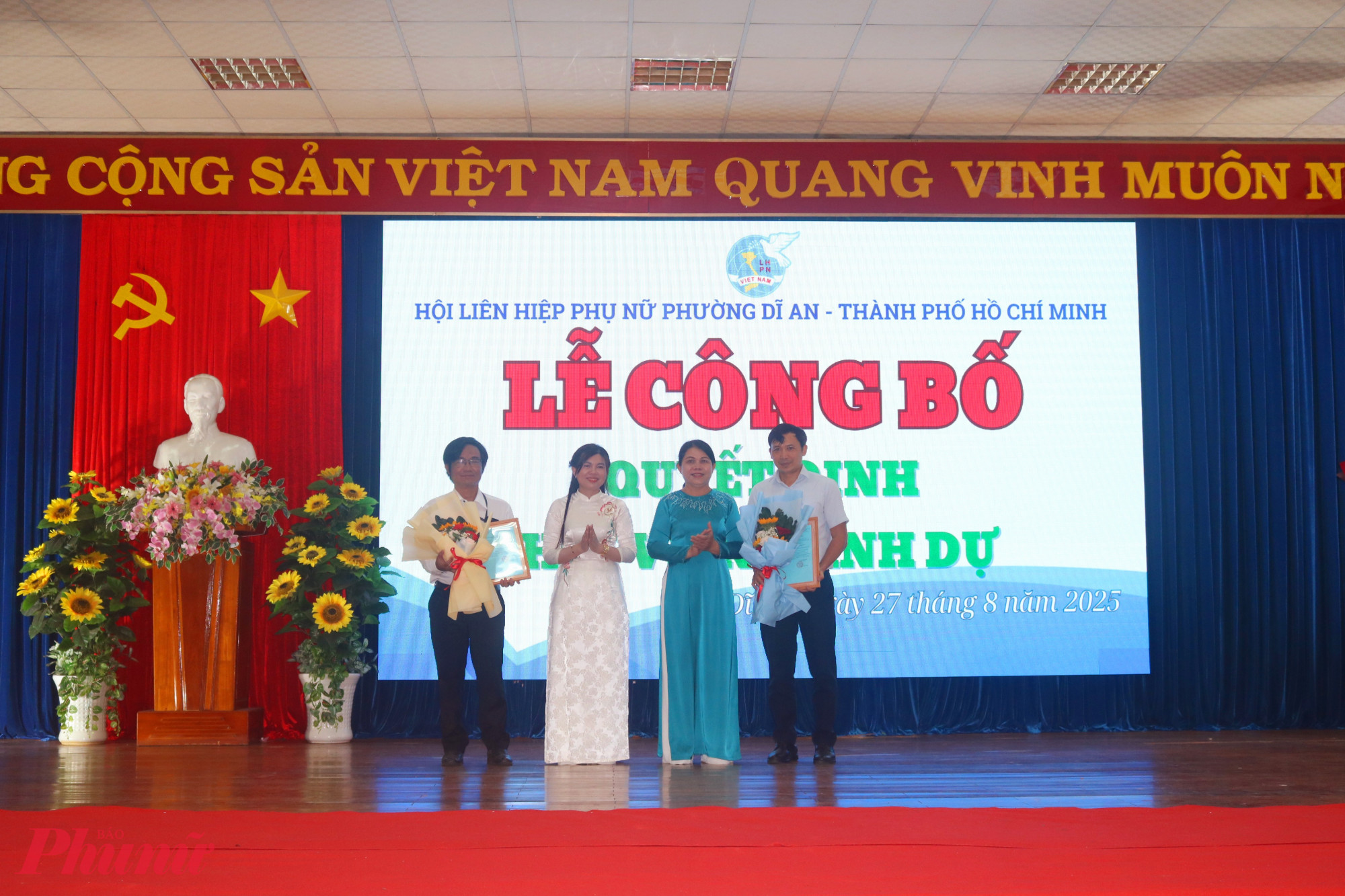 Hội LHPN phường Dĩ An trao quyết định công nhận hội viên danh dự - Ảnh: Mẫn Nhi