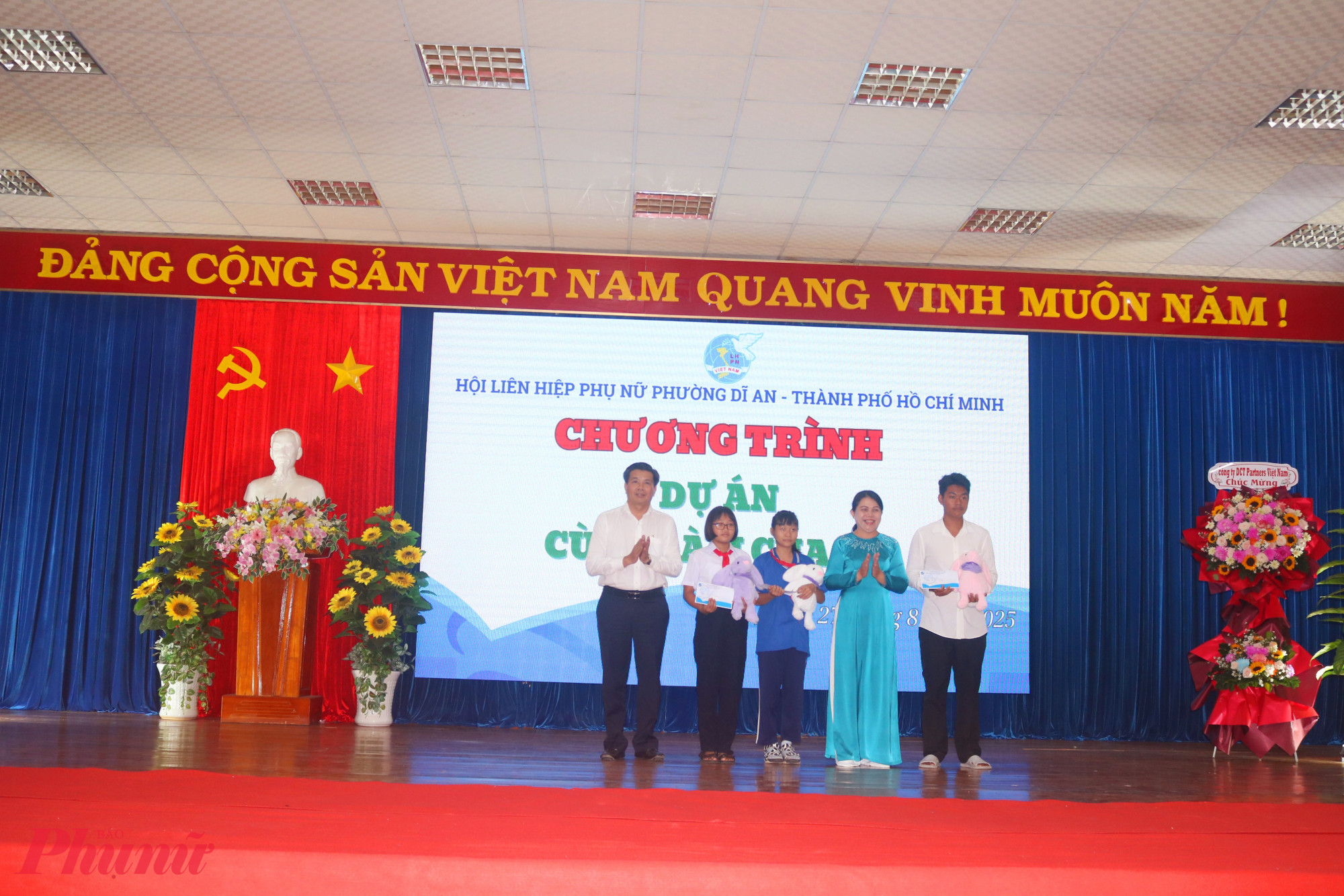 Hội trao hỗ trợ cho các em học sinh - Ảnh: Mẫn Nhi