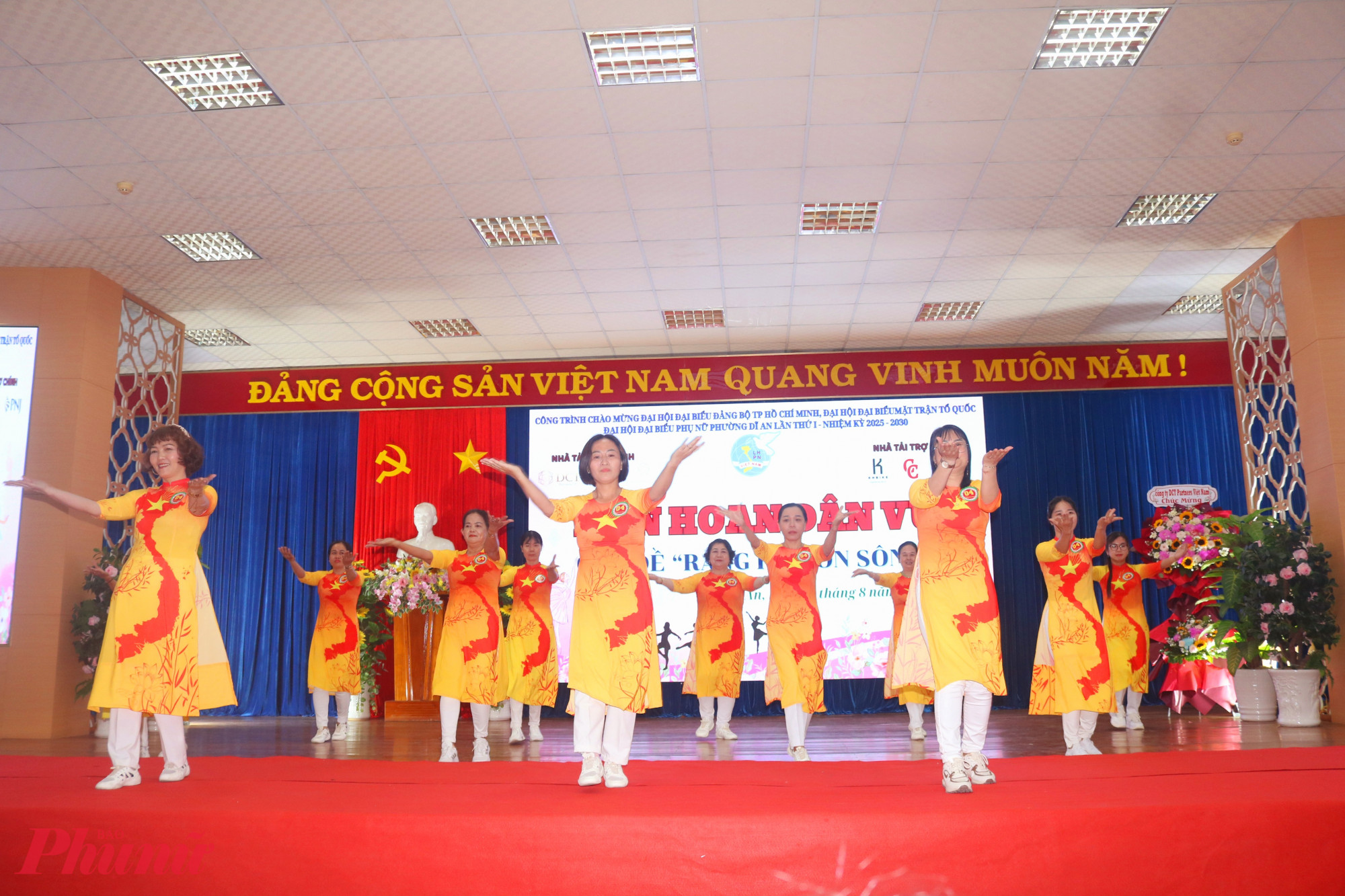 Các đội mang tới liên hoan dân vũ những tiết mục sôi động - Ảnh: Mẫn Nhi