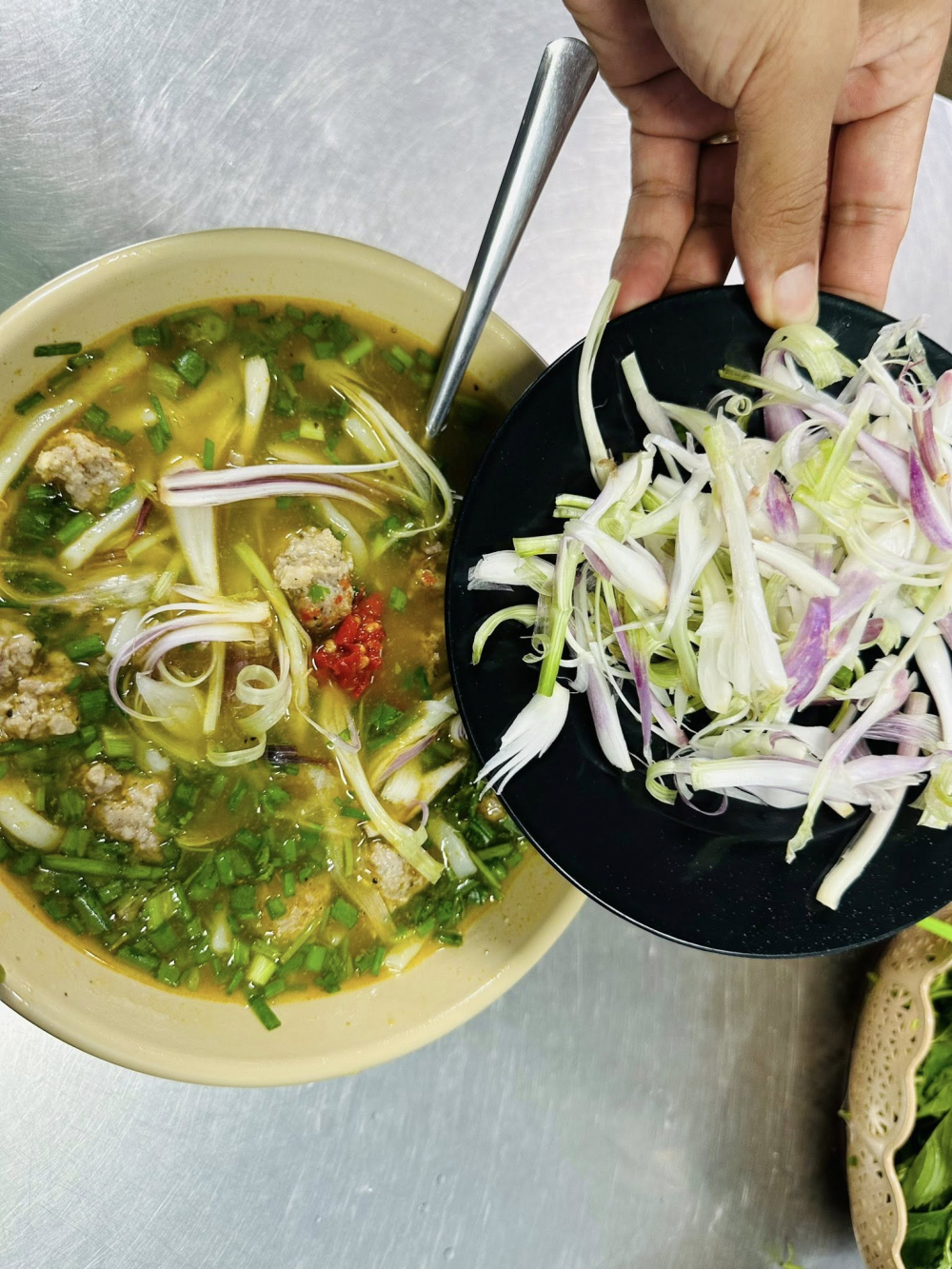 Sợi bánh canh được làm từ bột gạo, bột mì, có màu đục, dẻo dai và lớn hơn sợi bún một chút. Nước lèo được ninh kỹ từ xương trong nhiều giờ nên có vị ngọt thơm, topping đầy đủ gồm thịt xíu mại, trứng cút, gà xé. Có thể yêu cầu thêm sườn hoặc giò heo tùy sở thích.