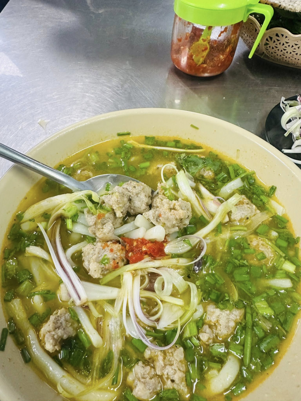 Bánh canh Hà Lan có nguồn gốc từ Hà Lan, cách trung tâm thành khoảng 35km. Hà Lan là cách nói trại từ Chư Hlang trong tiếng Ê Đê, nghĩa là núi cỏ tranh. Hà Lan là nơi người dân từ các tỉnh Nghệ An, Hà Tĩnh, Quảng Bình, Quảng Trị di cư đến Đắk Lắk nhiều năm về trước. Bánh canh bột lọc Hà Lan mang đậm nét ẩm thực miền Trung kết hợp với vùng Tây Nguyên - Ảnh: Tất Hòa