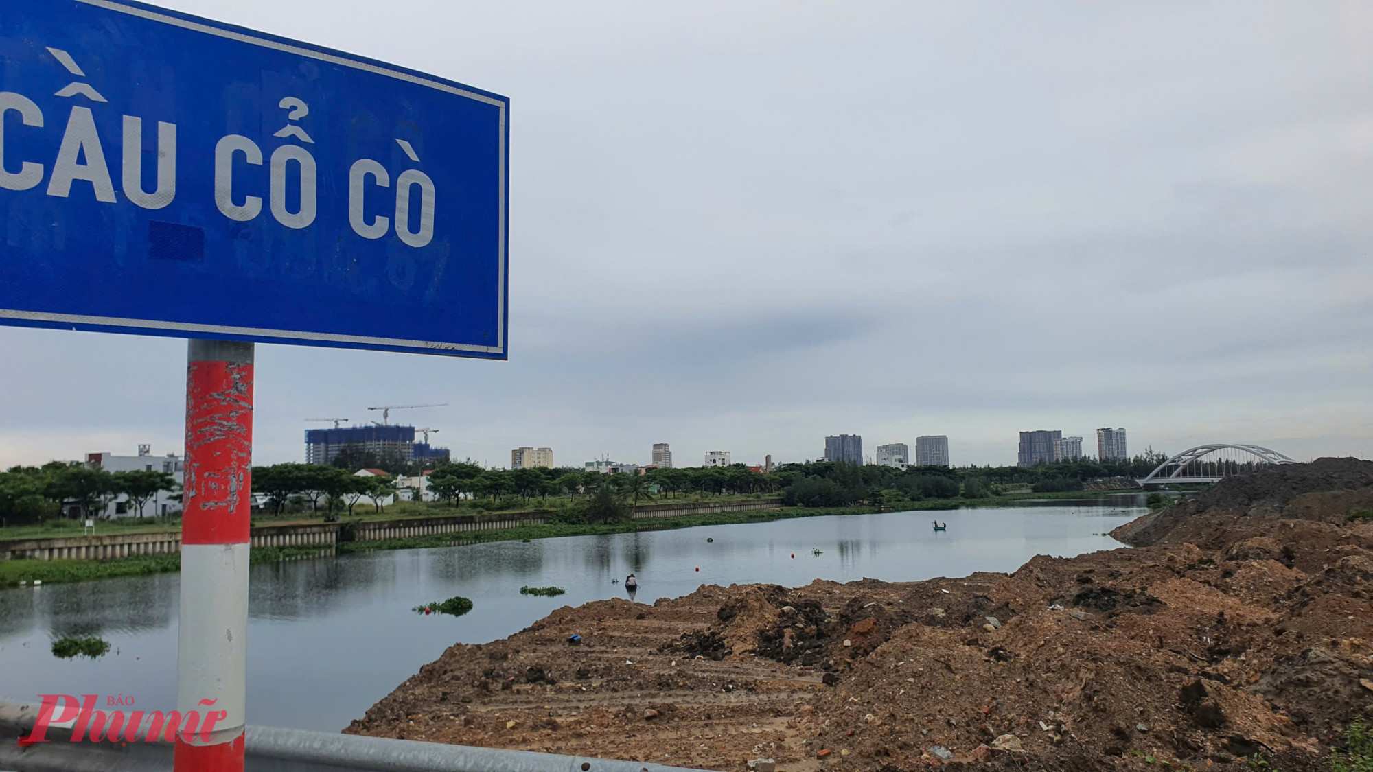 Theo người dân địa phương phản ánh và thực trạng thời điểm hiện tại, dự án khu đô thị FPT Đà Nẵng (phường Ngũ Hành Sơn) đang cho đổ đất lấn sông Cổ Cò.