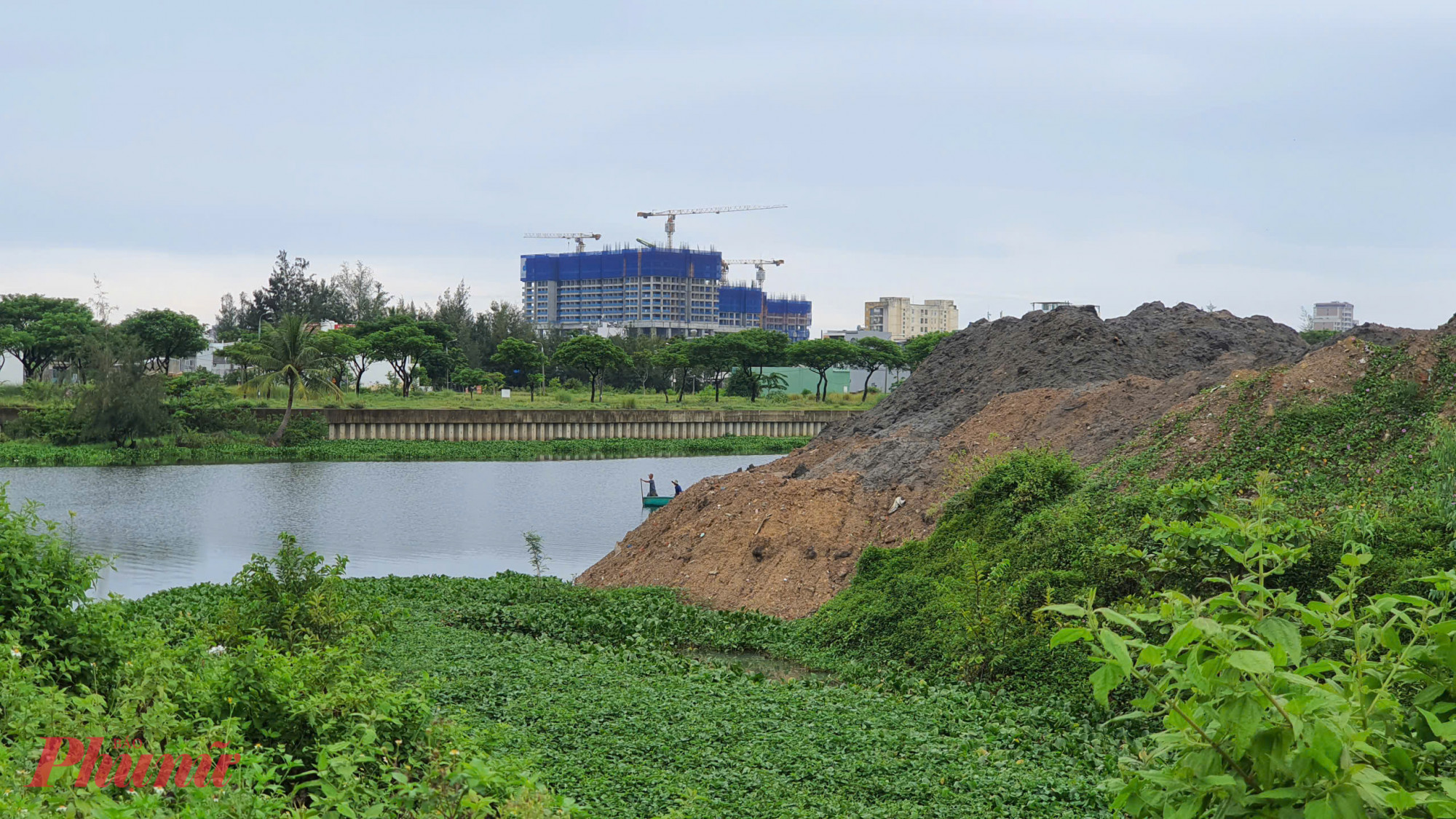 “Do đó, có thể hiểu dự án này là 'dự án nạo vét và cải tạo sông Cổ Cò', trong đó có một phần là đổ đất, nhưng không phải là 'dự án đổ đất kè sông'”, phường này cho hay.