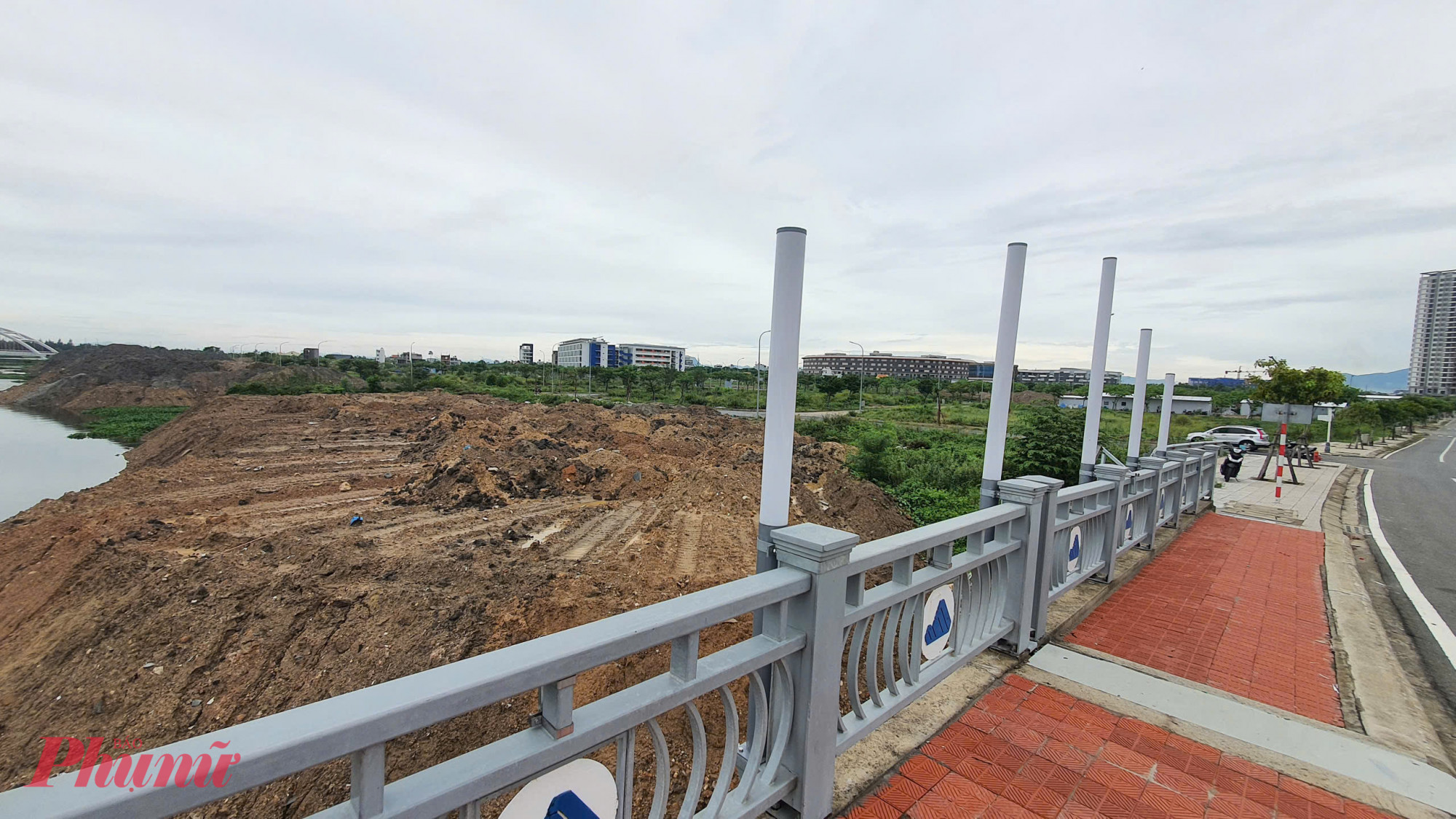 Trả lời Báo Phụ Nữ TPHCM trong một lần phỏng vấn, Kiến trúc sư Trần Ngọc Chính - Chủ tịch Hội Quy hoạch phát triển đô thị Việt Nam - cho rằng thực tế ven biển từ Đà Nẵng đến Quảng Nam đã để cho doanh nghiệp làm resort quá dày đặc, khiến lợi ích công cộng và quyền tiếp cận bờ biển của cộng đồng bị ảnh hưởng. Cũng như bờ biển, không gian bên bờ sông, nếu quy hoạch bài bản, sẽ không có chuyện chia nhau làm bất động sản. Có chỗ xây dựng, nhưng cũng có chỗ phải để thoáng ra để thoát nước và tạo cảnh quan cho khu dân cư hiện có. Phải chừa lại những cánh đồng hoặc những khoảng trống để tạo cảnh quan không gian làng quê chứ không phải cứ dọc sông là chia ra làm đô thị hết.