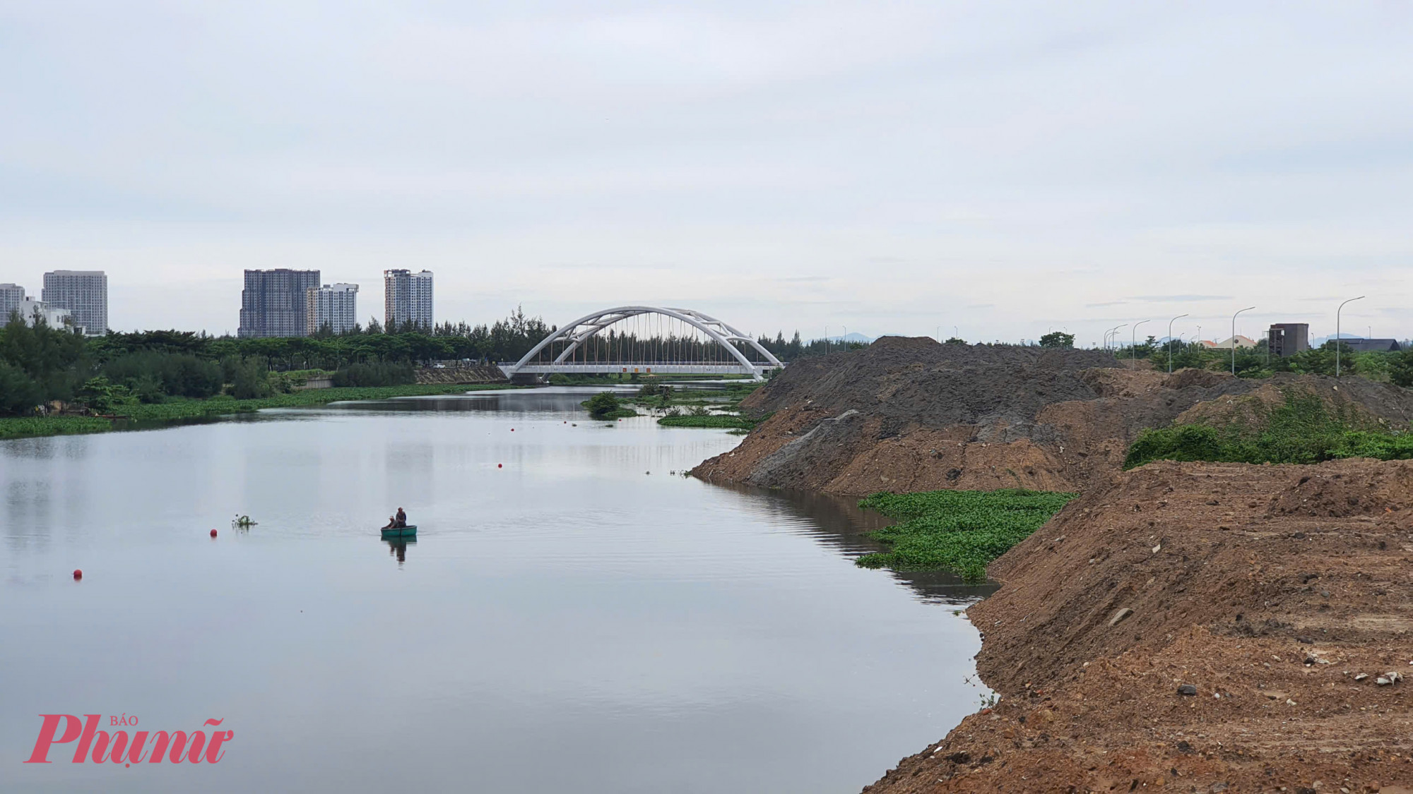 Trước đó, chính quyền hai địa phương Đà Nẵng và Quảng Nam cũ đã thực hiện dự án nạo vét, khơi thông sông Cổ Cò với số tiền chi cho đoạn qua Quảng Nam là 1.700 tỉ đồng, đoạn qua Đà Nẵng là 800 tỉ đồng. Ngoài hình thành tuyến du lịch đường sông, thoát lũ, tạo giá trị gia tăng cho bất động sản, dự án khơi thông sông Cổ Cò còn có ý nghĩa rất lớn trong việc phục hồi lại giá trị lịch sử, văn hóa, là gạch nối quá khứ và tương lai, nối đô thị cổ Hội An và TP Đà Nẵng hiện đại, sôi động. 