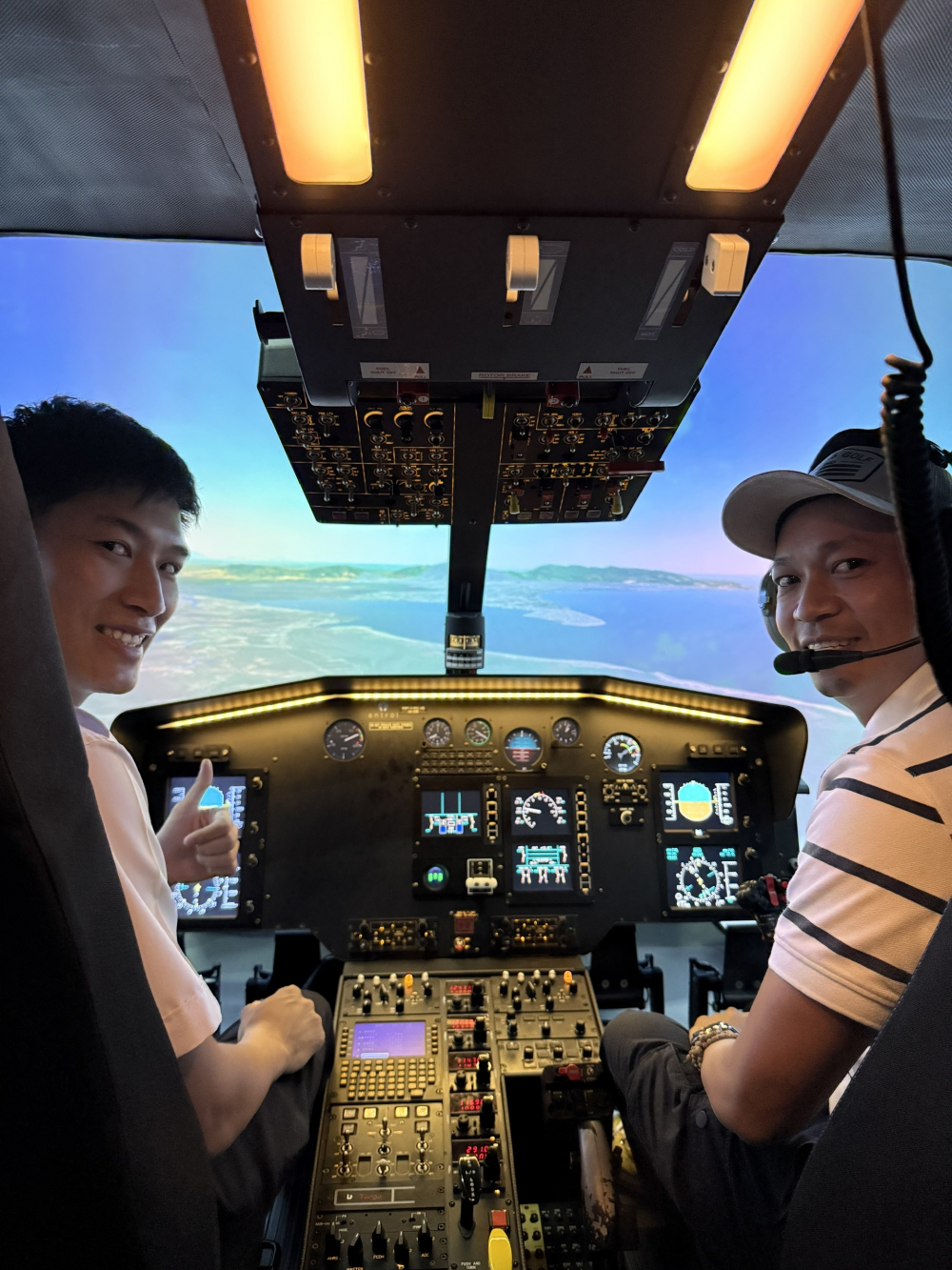 Đoàn khảo sát tỉnh Bà Rịa Vũng Tàu cũ, trải nghiệm buồng tập bay mô phỏng tại Trung tâm huấn luyện của Tổng công ty Trực thăng Việt Nam.