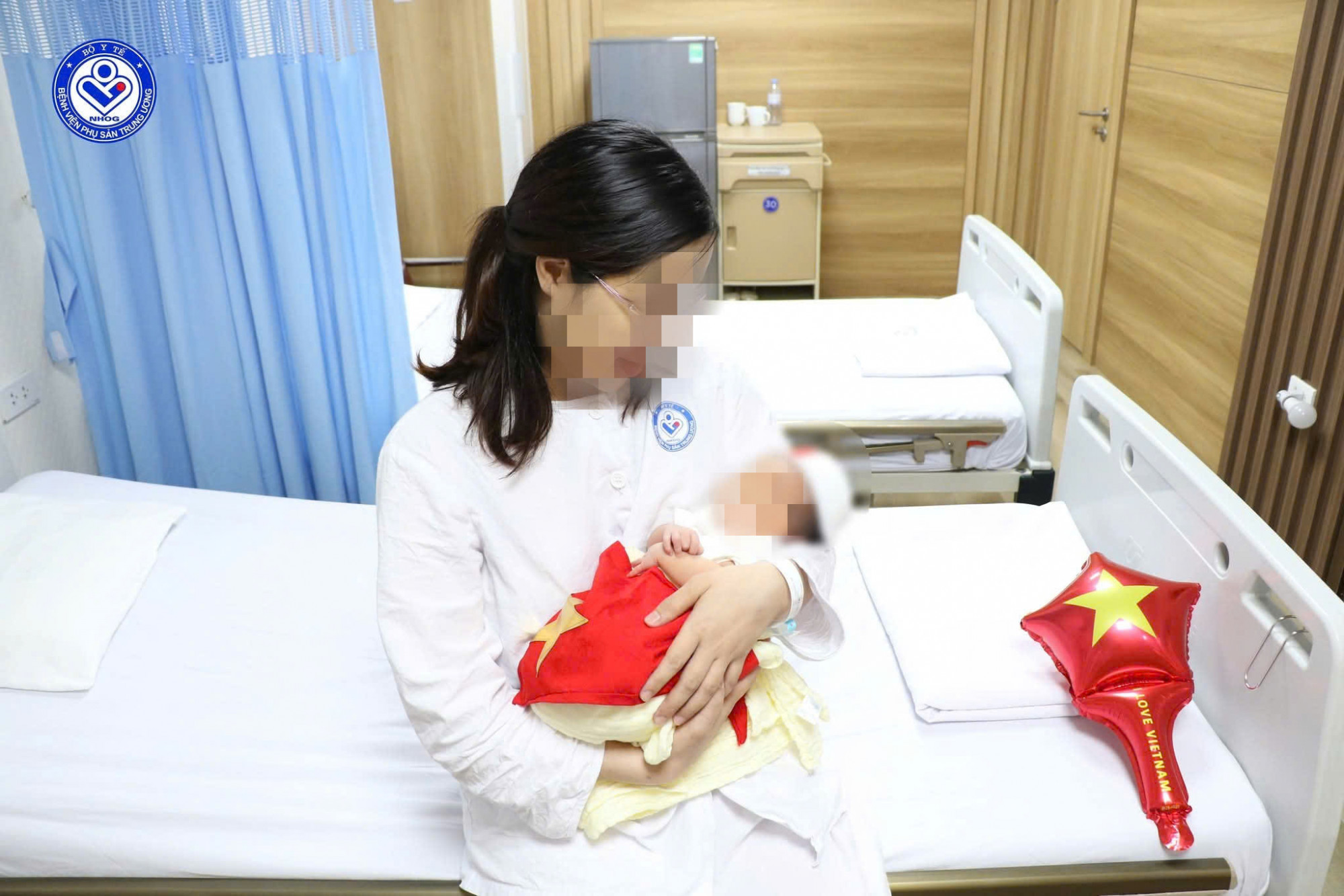 Chị V.A. hạnh phúc bên con gái mới chào đời - ảnh: Bệnh viện cung cấp