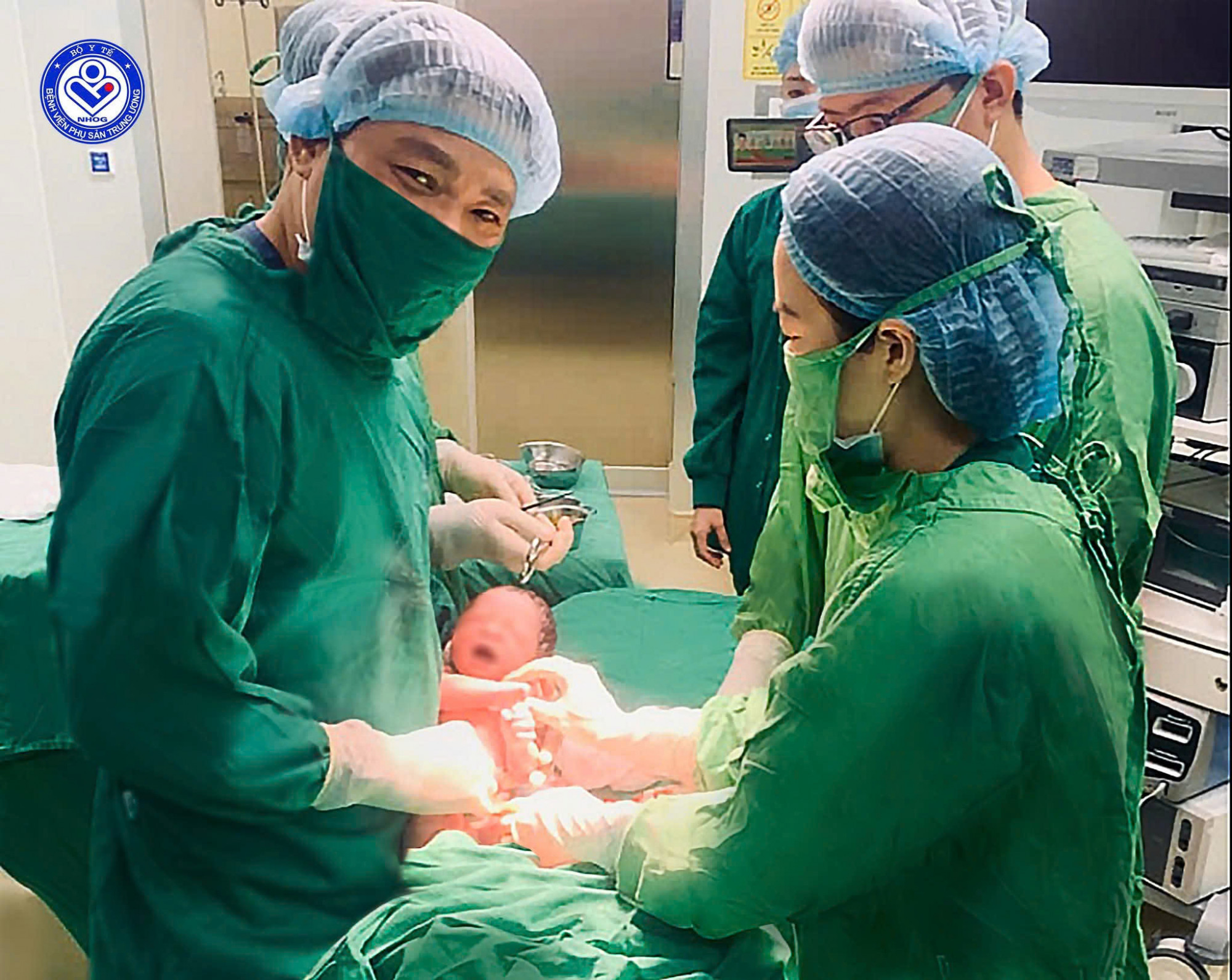 Các bác sĩ mổ bắt