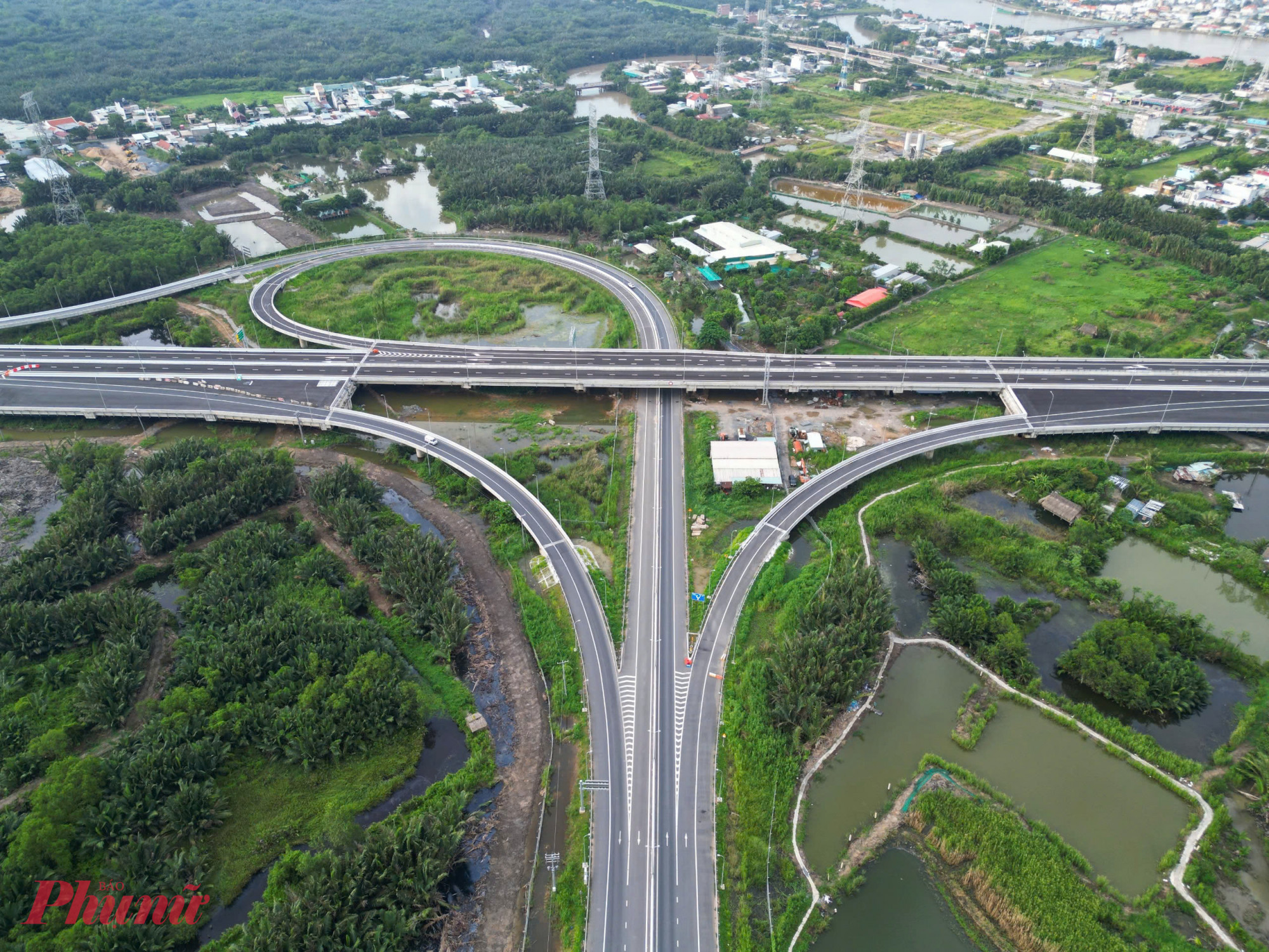 Một đoạn cầu cạn nối từ nút giao Tân Tạo đến cầu Bình Khánh, thuộc gói thầu J1, đã được thảm nhựa và sơn vạch kẻ đường hoàn chỉnh, sẵn sàng đưa vào khai thác.