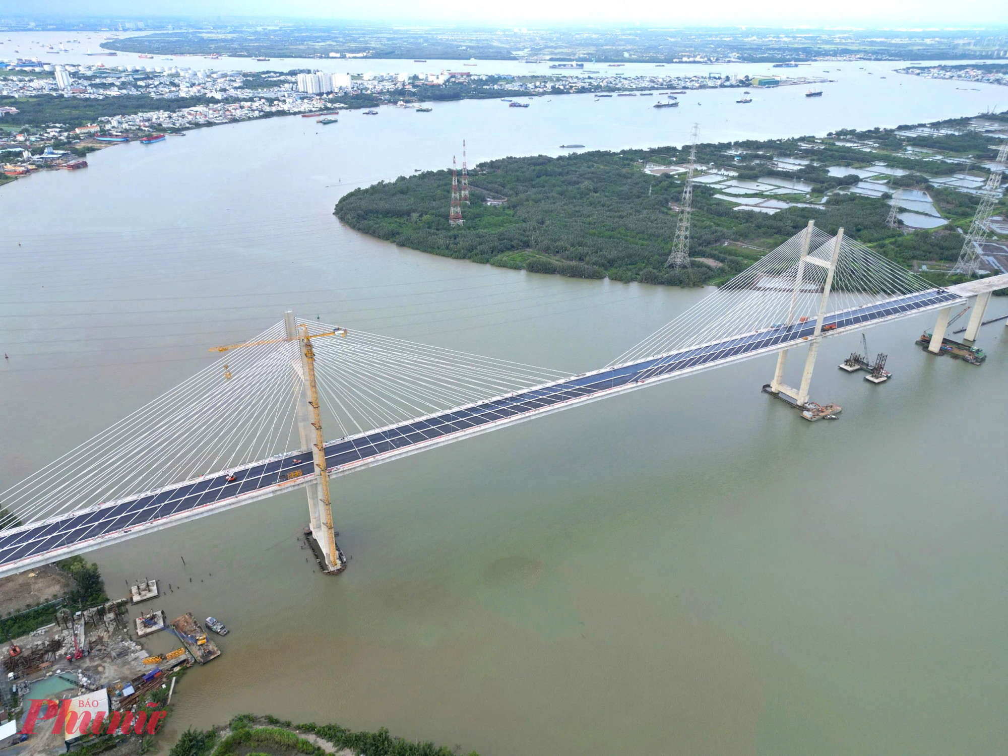 Cầu Bình Khánh thuộc gói thầu J1 (xây dựng cầu Bình Khánh và đường dẫn) trên tuyến cao tốc Bến Lức - Long Thành. Cầu Bình Khánh bắc qua sông Soài Rạp, nối huyện Nhà Bè với huyện Cần Giờ trước đây của TPHCM. Cầu có tổng chiều dài hơn 2,76 km, trong đó phần cầu chính dài 765 m.