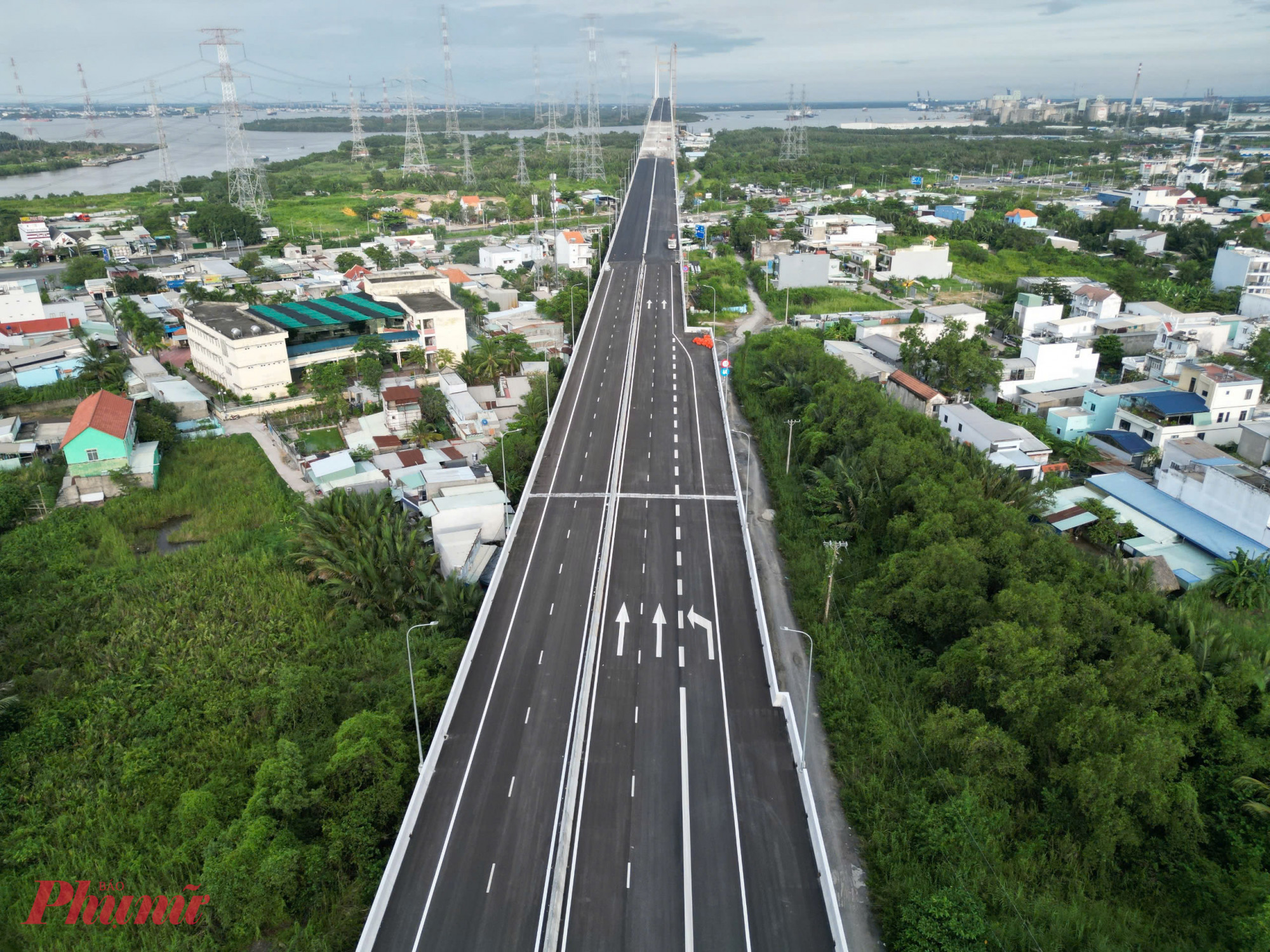Những đoạn dẫn lên cầu đang dần hoàn thiện, với mặt đường được thảm nhựa phẳng mịn và vạch kẻ đường rõ nét.