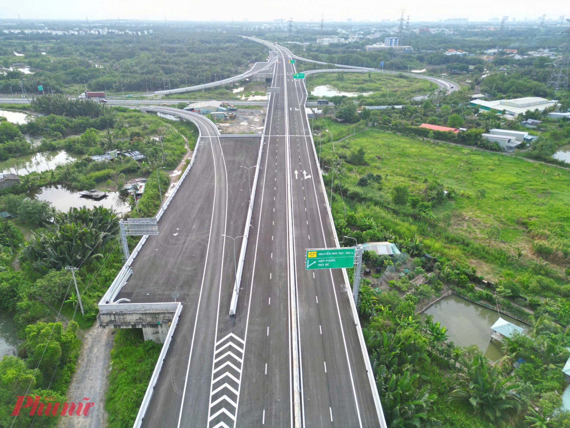 Cao tốc Bến Lức - Long Thành có chiều dài 57,8 km, đi qua địa phận TP.HCM và Đồng Nai. Đầu năm 2025, Tổng công ty Phát triển đường cao tốc Việt Nam (VEC) đã tổ chức thông xe, đưa vào khai thác gần 30 km trên hai đoạn: từ nút giao cao tốc TP.HCM - Trung Lương đến nút giao Nguyễn Văn Tạo và từ nút giao Phước An đến nút giao quốc lộ 51.