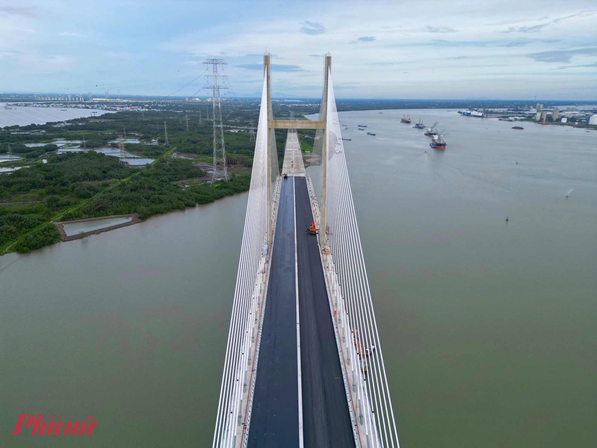 Cầu có tổng chiều dài hơn 2,76 km, trong đó phần cầu chính dài 763m. Thiết kế dây văng hai mặt phẳng với trụ tháp hình chữ H cao 135m không chỉ mang tính thẩm mỹ hiện đại mà còn đảm bảo kết cấu chịu lực, với tĩnh không thông thuyền lên tới 55m.