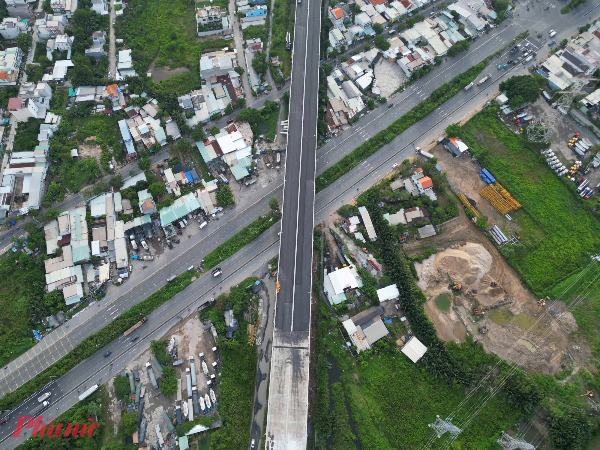 Cao tốc Bến Lức - Long Thành có chiều dài 57,8 km, đi qua địa phận TP.HCM và Đồng Nai. Đầu năm 2025, Tổng công ty Phát triển đường cao tốc Việt Nam (VEC) đã tổ chức thông xe, đưa vào khai thác gần 30 km trên hai đoạn: từ nút giao cao tốc TP.HCM - Trung Lương đến nút giao Nguyễn Văn Tạo và từ nút giao Phước An đến nút giao quốc lộ 51.