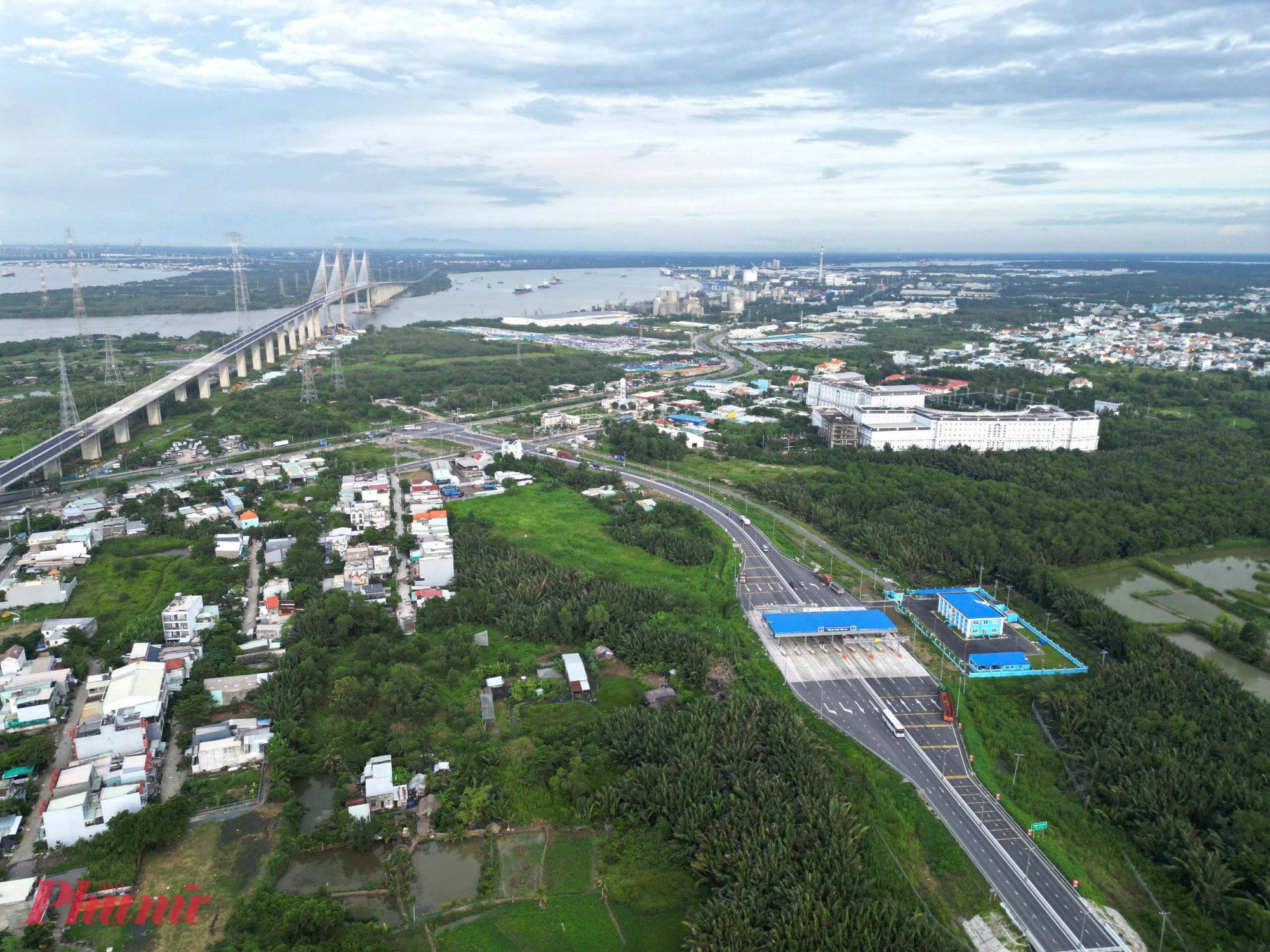 Tiến độ hoàn thành cây cầu đang đến gần cũng mang lại niềm vui cho nhiều tài xế, bởi đây không chỉ là công trình giao thông trọng điểm mà còn là biểu tượng kết nối liên vùng.