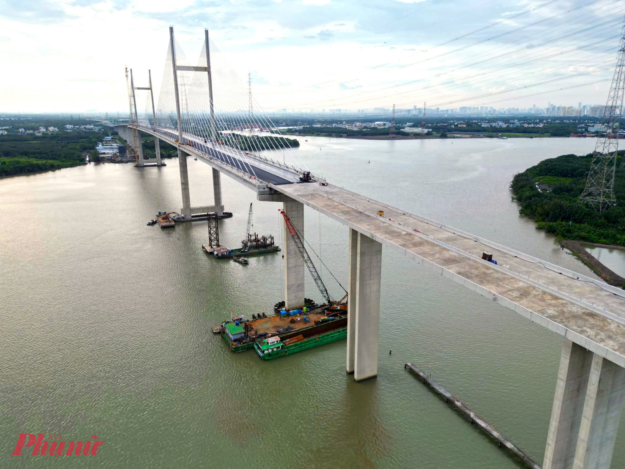 Sau gần một thập kỷ thi công và vượt qua nhiều lần đình trệ, cầu Bình Khánh, cây cầu dây văng có tĩnh không cao nhất Việt Nam đang dần hoàn thiện, lộ diện hình hài hiện đại. 