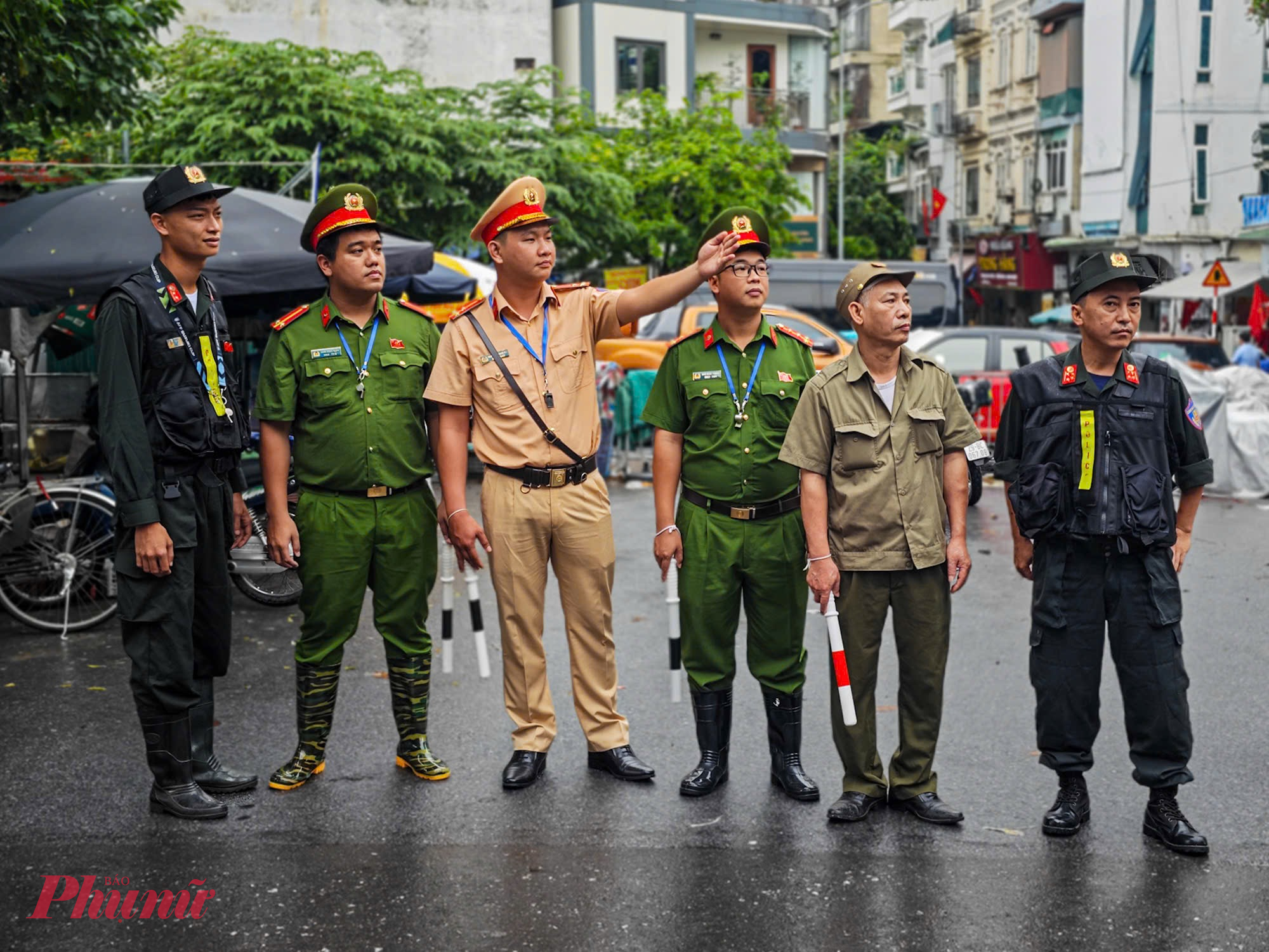 Lực lượng chức năng làm nhiệm vụ, cấm đường, điều tiết giao thông, bảo đảm an ninh trật tự.