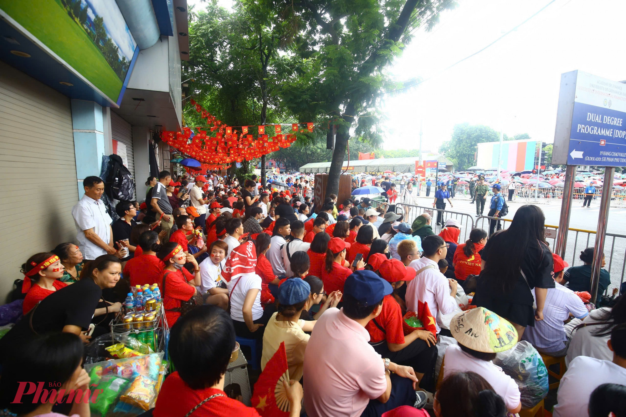 Rất đông người dân đã có được vị trí đẹp để xem Sơ duyệt A80.