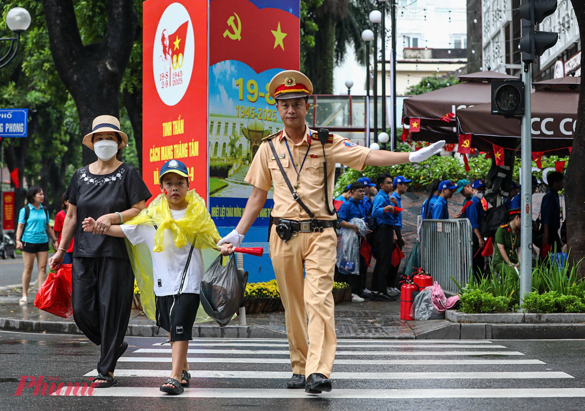 CSGT dẫn cháu bé qua đường.