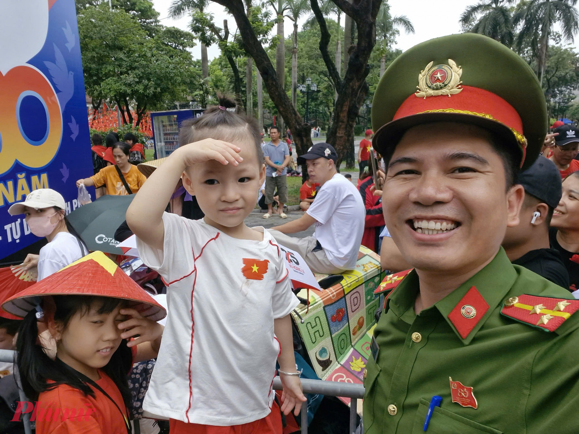 Công an Hà Nội giao lưu với nhân dân, những nụ cười tươi xua tan sự mệt mỏi do chờ đợi thời gian dài.