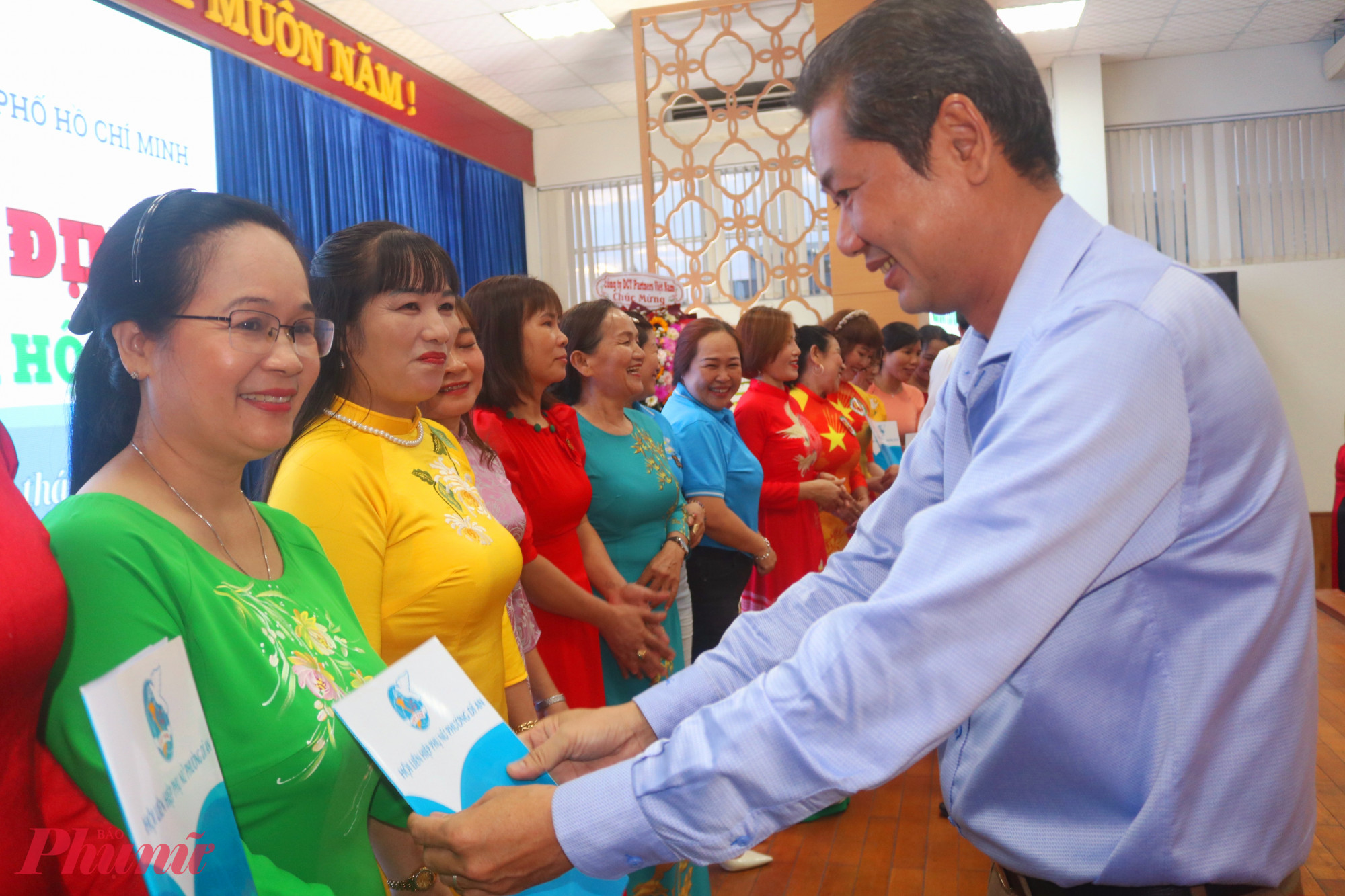 Tại chương trình, Hội LHPN phường Dĩ An cũng công bố các quyết định thành lập 19 chi hội phụ nữ khu phố và 9 chi hội đặc thù, các quyết định chỉ định chi hội trưởng – chi hội phó. Trong ảnh là ông Võ Tường Văn – Phó chủ tịch UBND phường Dĩ An, TPHCM  – trao quyết định cho các dì, các chị - Ảnh: Mẫn Nhi