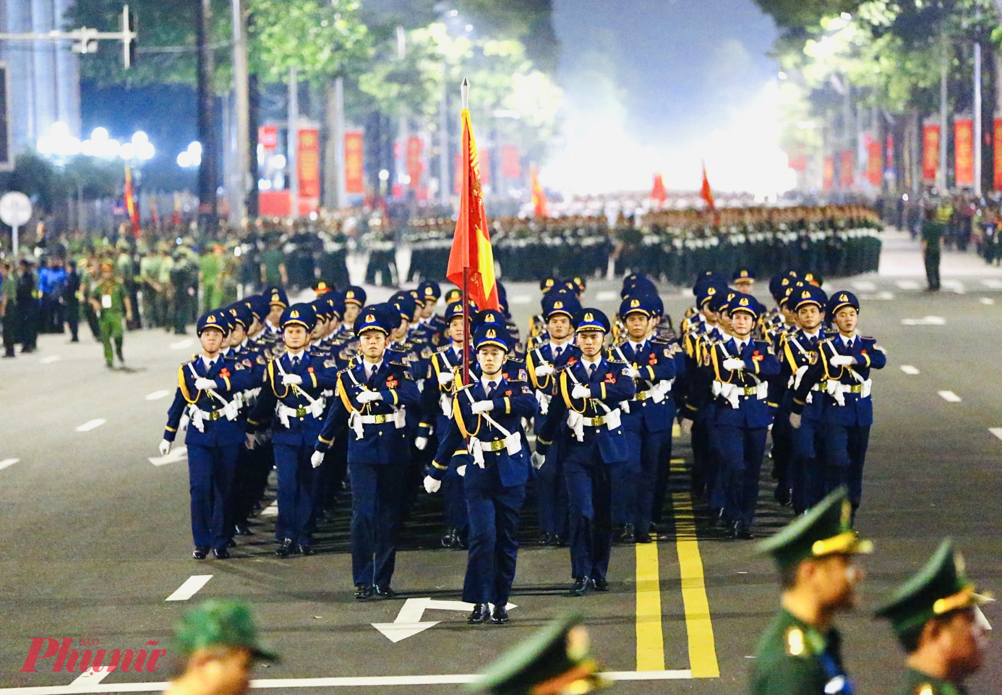 Các khối tiến qua lễ đài, sau đó chia ra 4 tuyến đường.