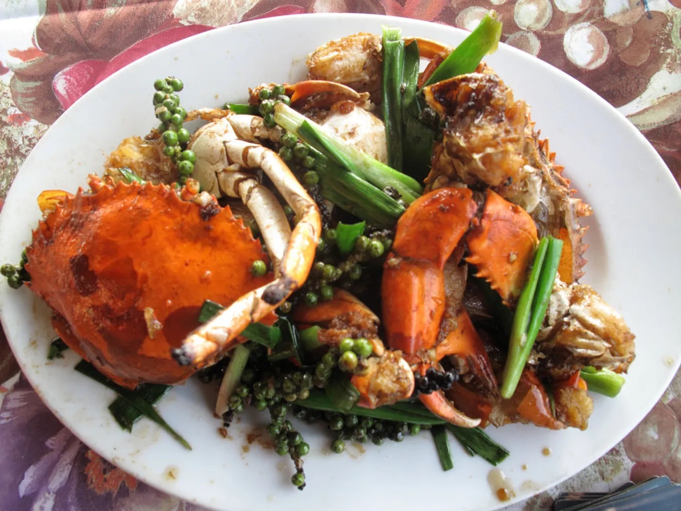 Cua biển xào tiêu xanh có nhiều ở vùng Kampot và Kep, phía nam Campuchia. Cua nguyên con xào chín và cho vào tiêu xanh của Kampot. Thịt cua ngọt mềm với vị cay nồng của tiêu, hương vị đậm chất Campuchia - Ảnh: Black Palm