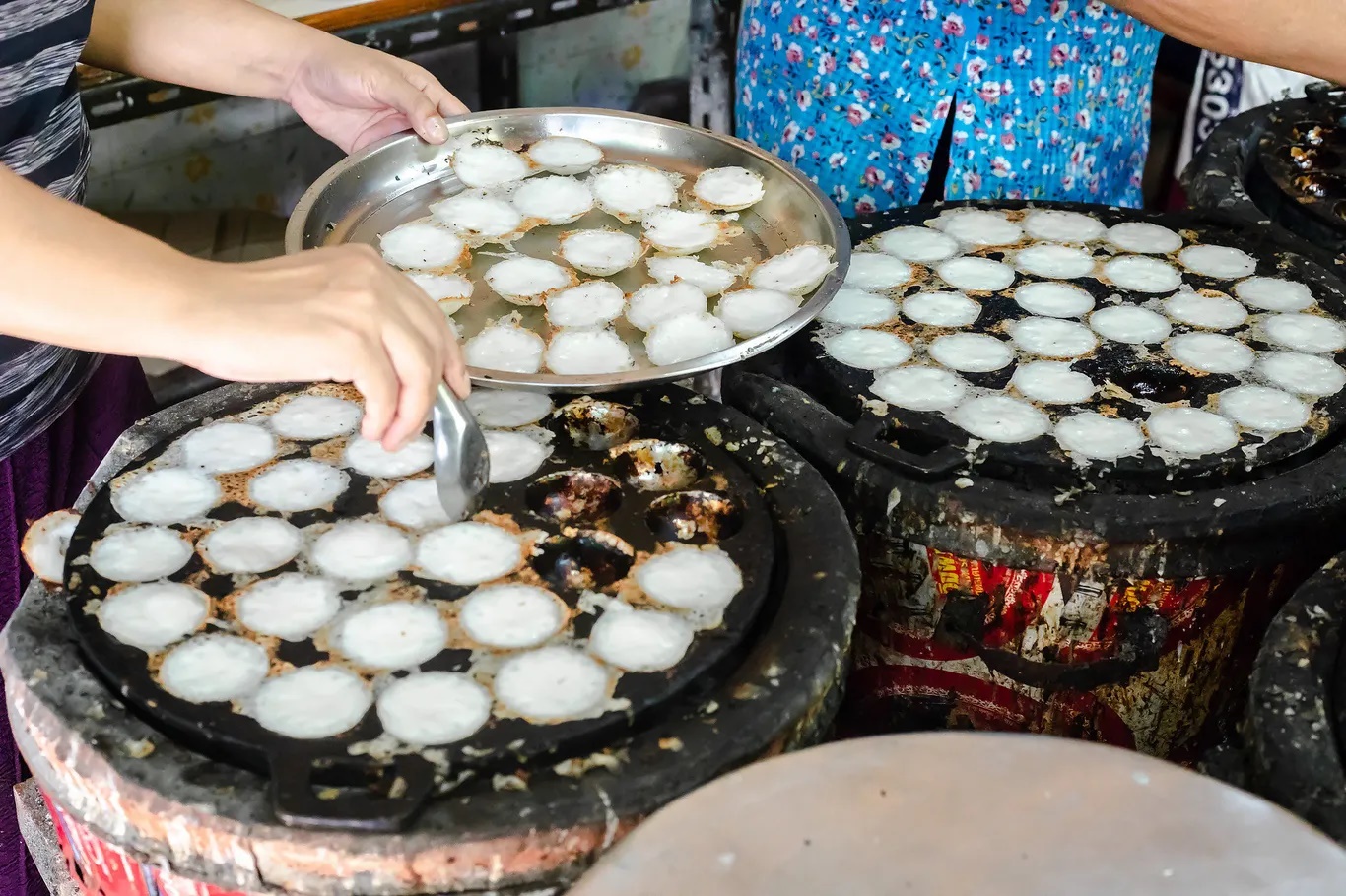Nom Krok (bánh xèo dừa) có khuôn bánh giống bánh khọt Việt Nam. Vỏ bánh làm từ bột gạo và nước cốt dừa; nhân bánh là hỗn hợp nước cốt dừa hoặc tôm bằm, thịt cua. Bánh có vị mặn nhẹ, béo ngậy, có thể ăn không hoặc chắm nước mắm chua ngọt - Ảnh: Street of food
