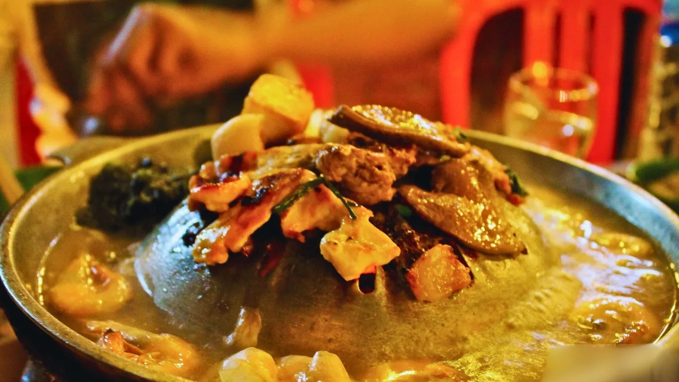 Ya Hon là món lẩu Campuchia có nước dùng gồm: nước cốt dừa, nước luộc gà, tương đậu nành cùng nhiều loại gia vị khác. Cho vào lẩu thịt gà, thịt bò, hải sản, nấm, đậu hủ, cải xanh ăn cùng với bún hoặc mì - Ảnh: Bino Caina/Flickr