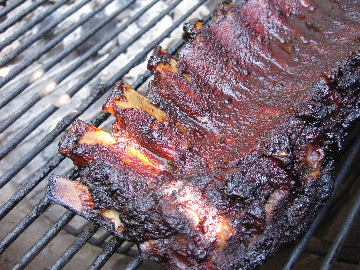 Sườn heo nướng BBQ là món ăn đường phố phổ biến ở Campuchia. Sườn heo được ướp với nước mắm, tỏi, đường thốt nốt, thêm một chút mật ong, có khi thêm ngũ vị hương và nướng trên than hồng - Ảnh: Emily/Flickr